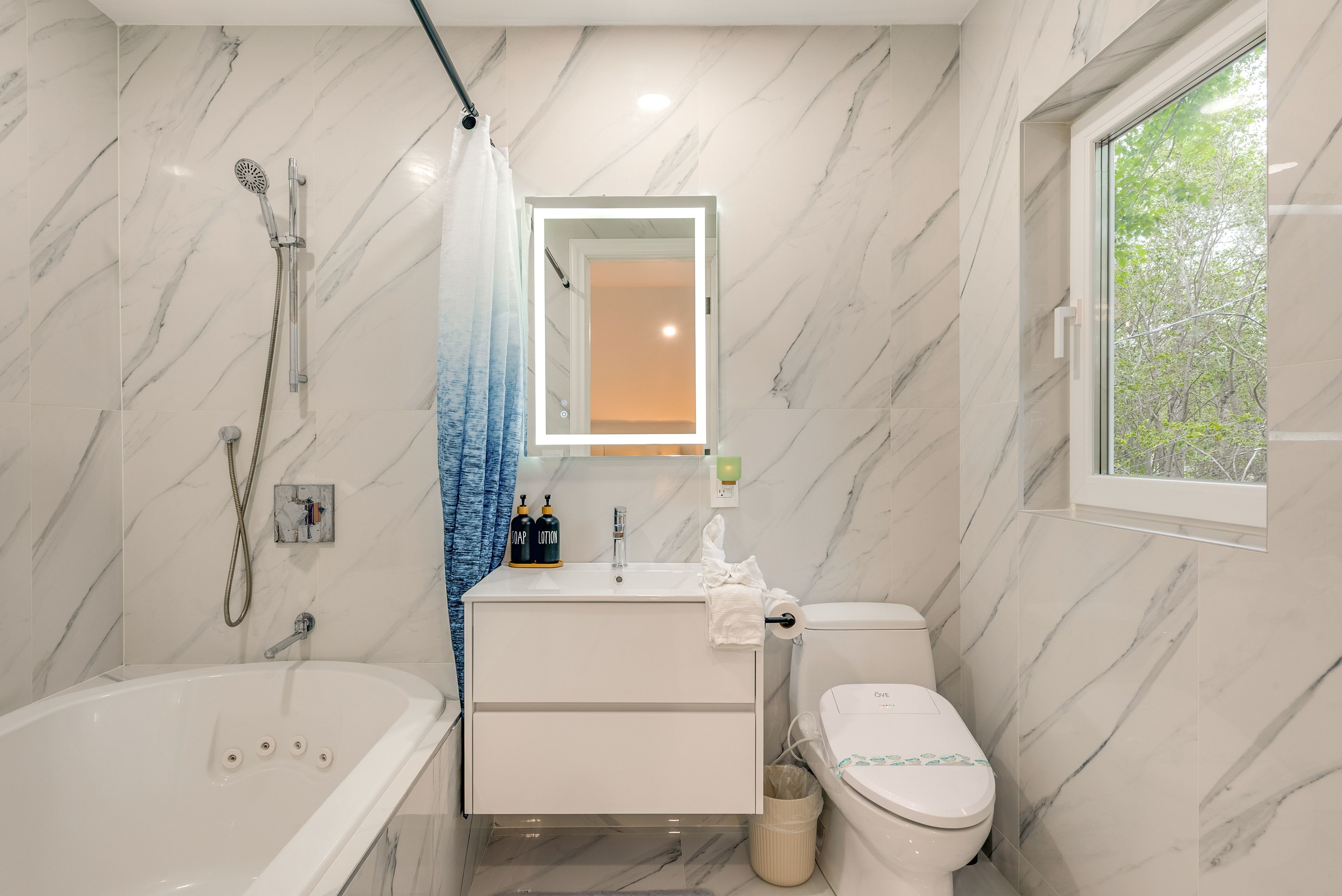 Full Bathroom | 2nd Floor | Towels Provided