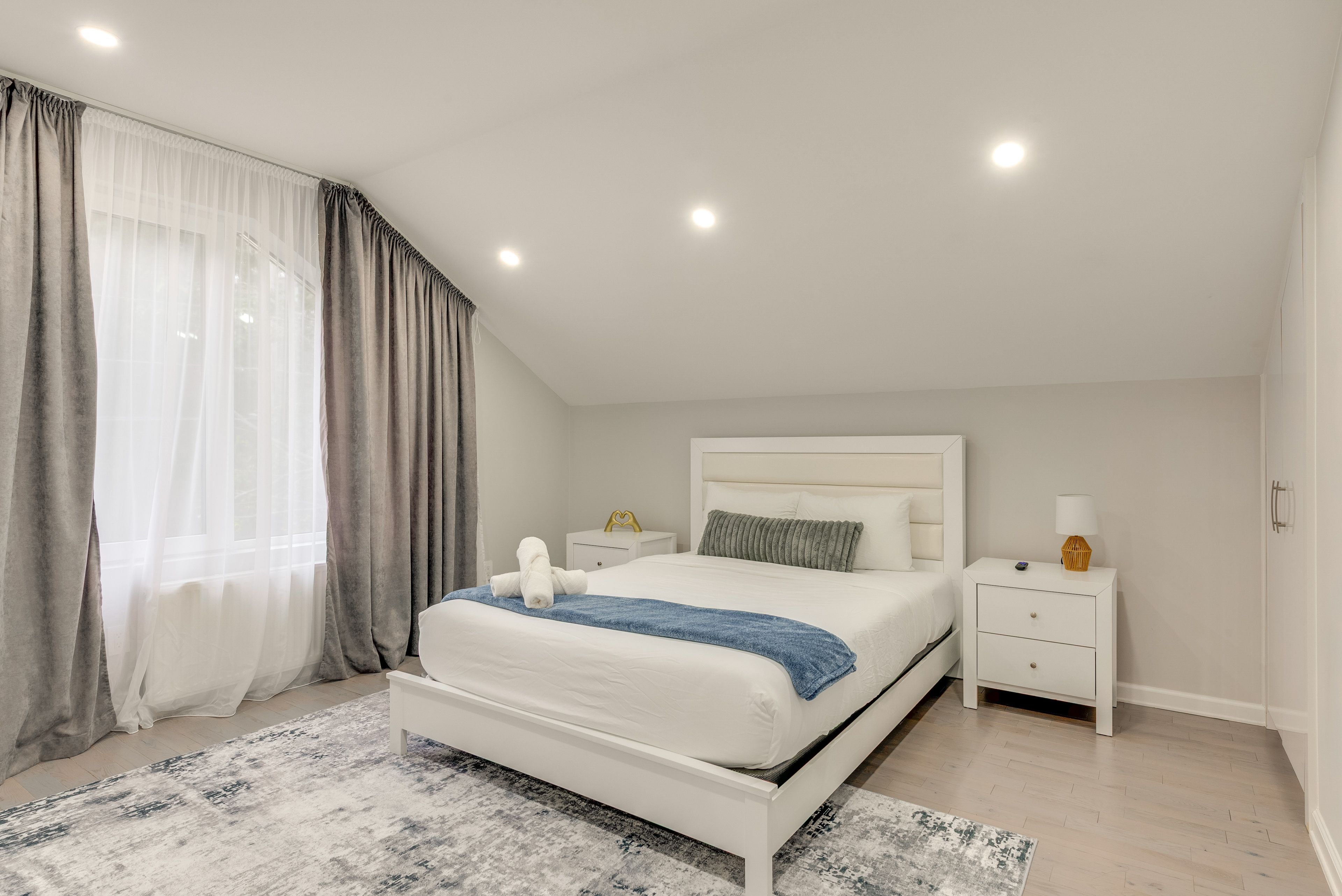 Bedroom 3 | Queen Bed | 2nd Floor | Smart TV