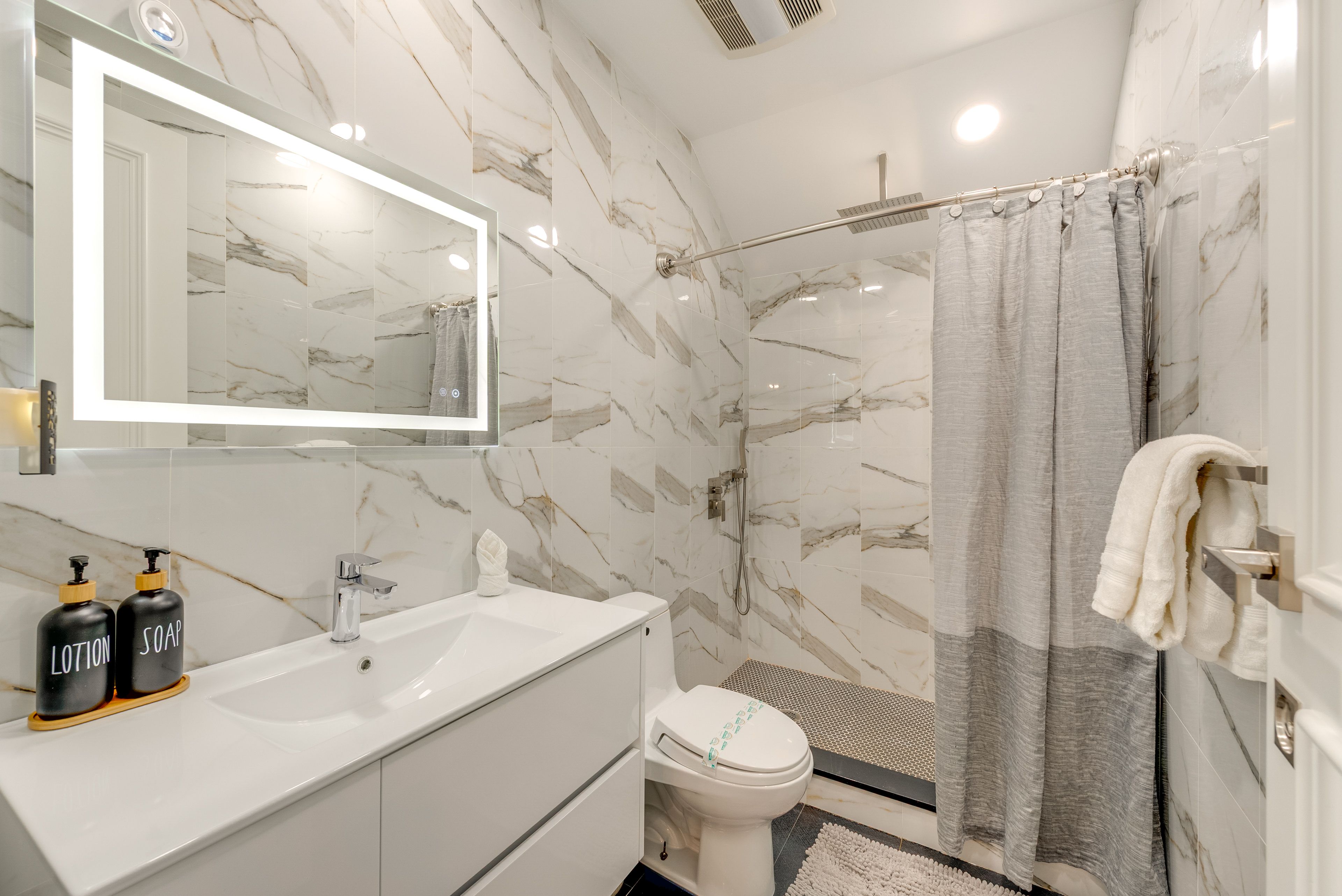 Full Bathroom | 2nd Floor