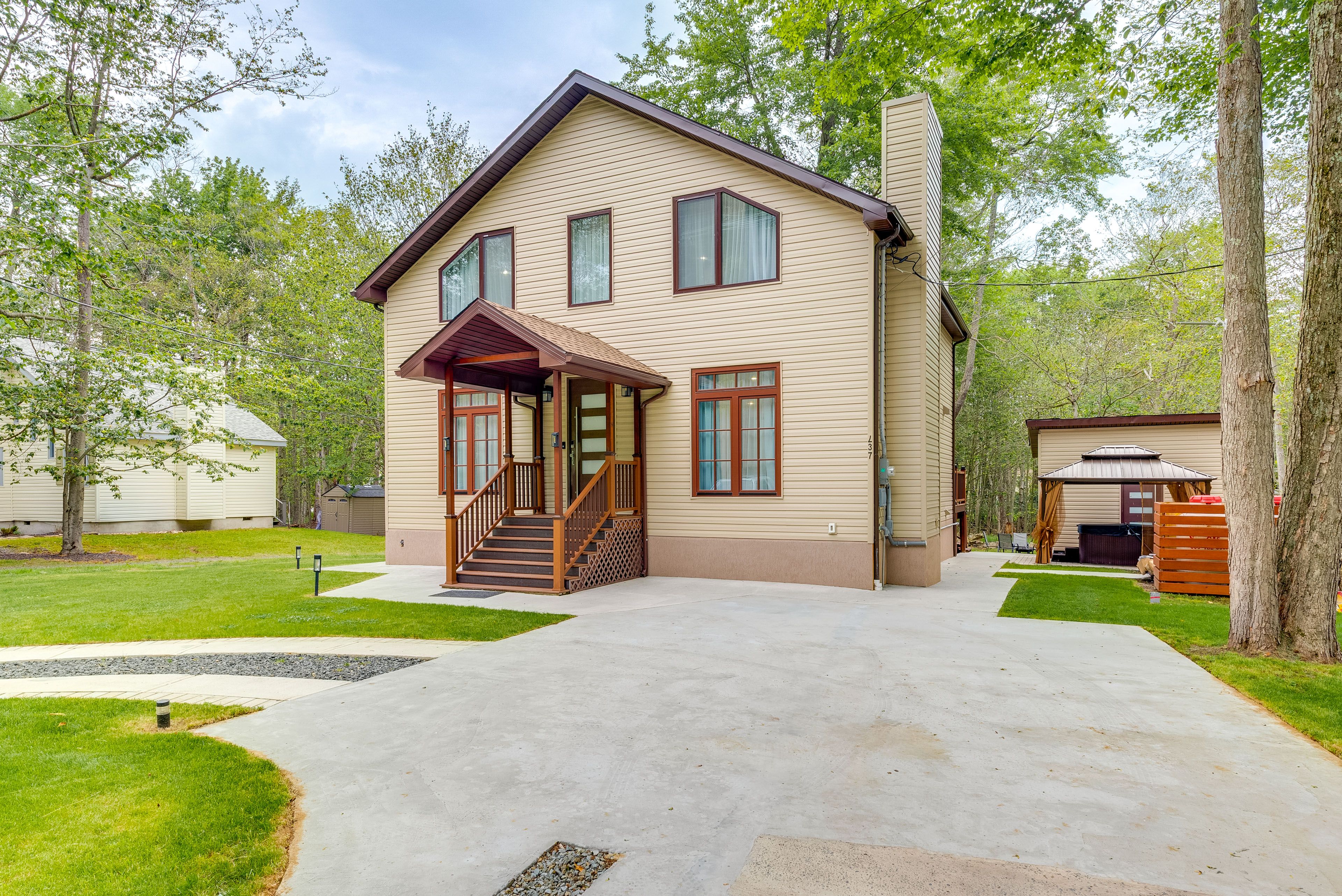 Home Exterior | Parking | Driveway (5 Vehicles)