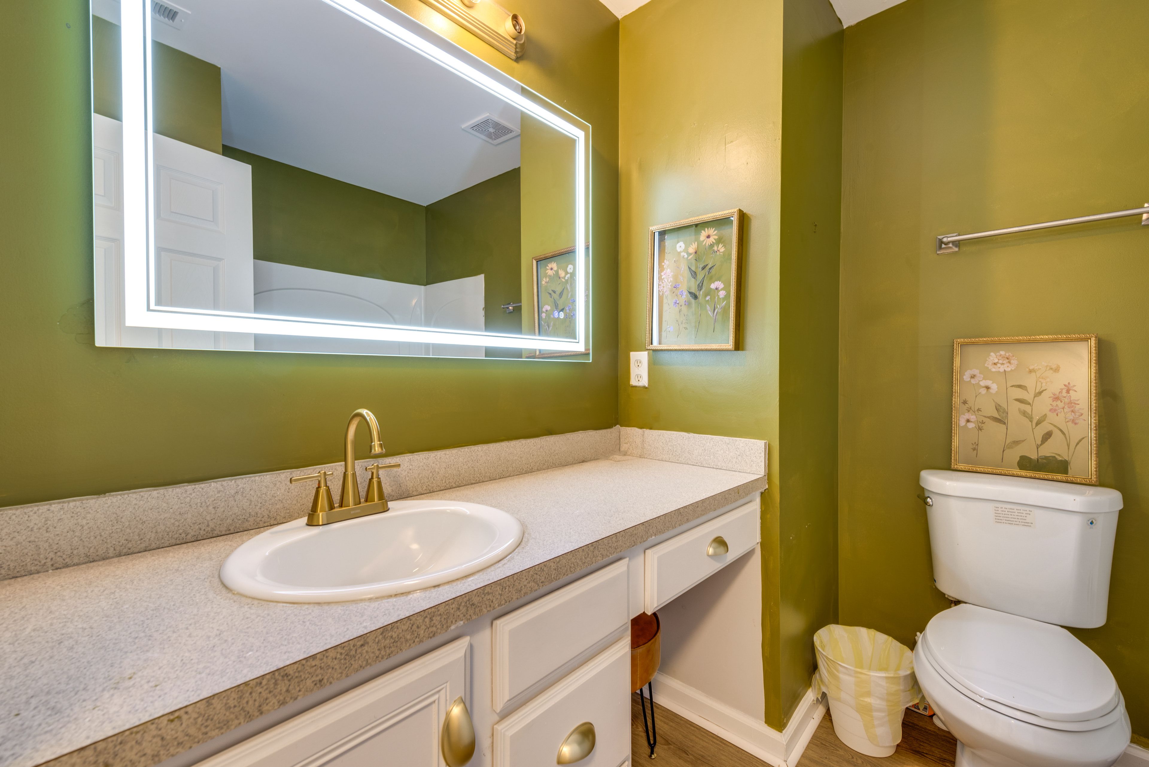 Full Bathroom | Towels Provided | 2nd Floor