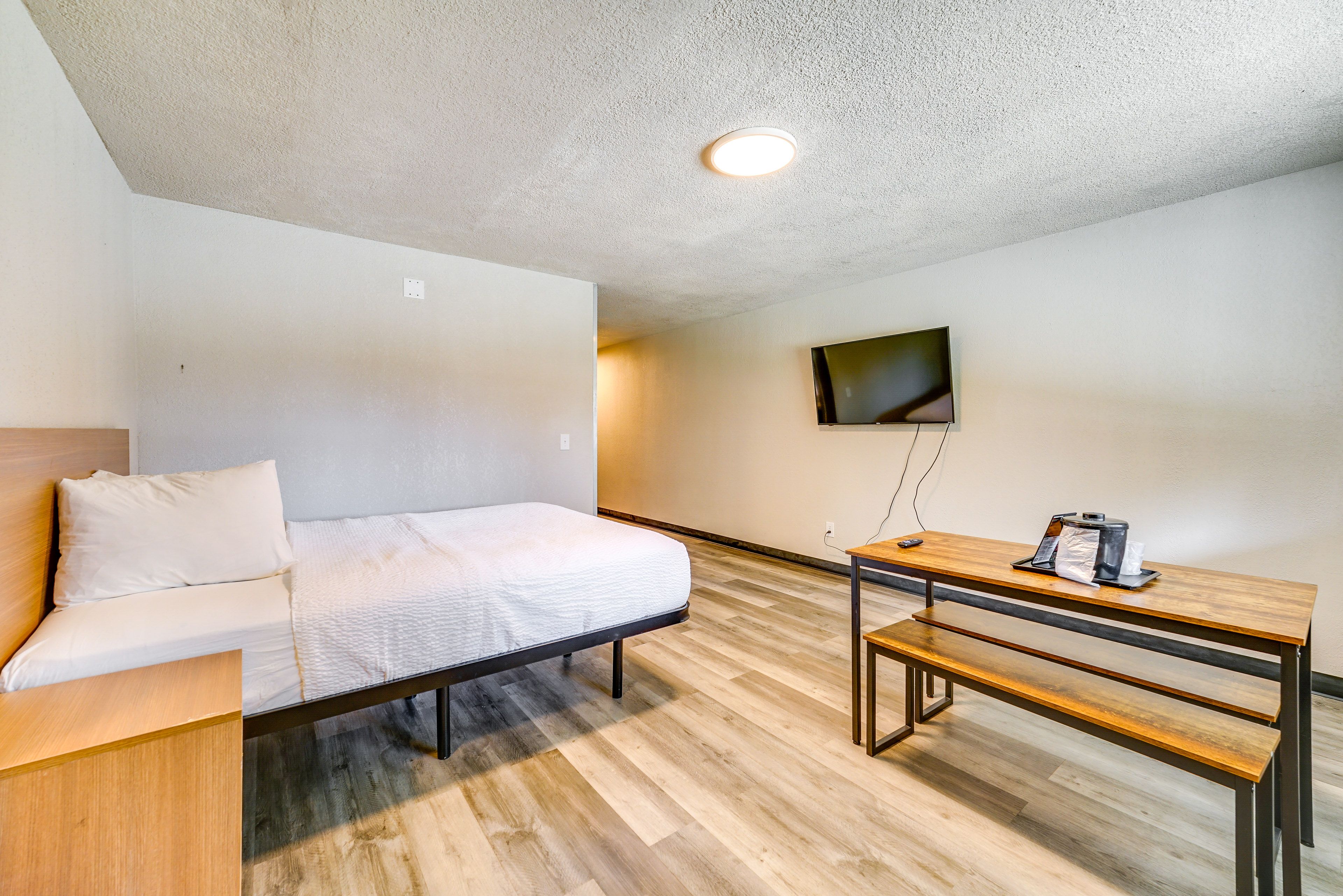 Studio | Queen Bed | Smart TV | Linens Provided