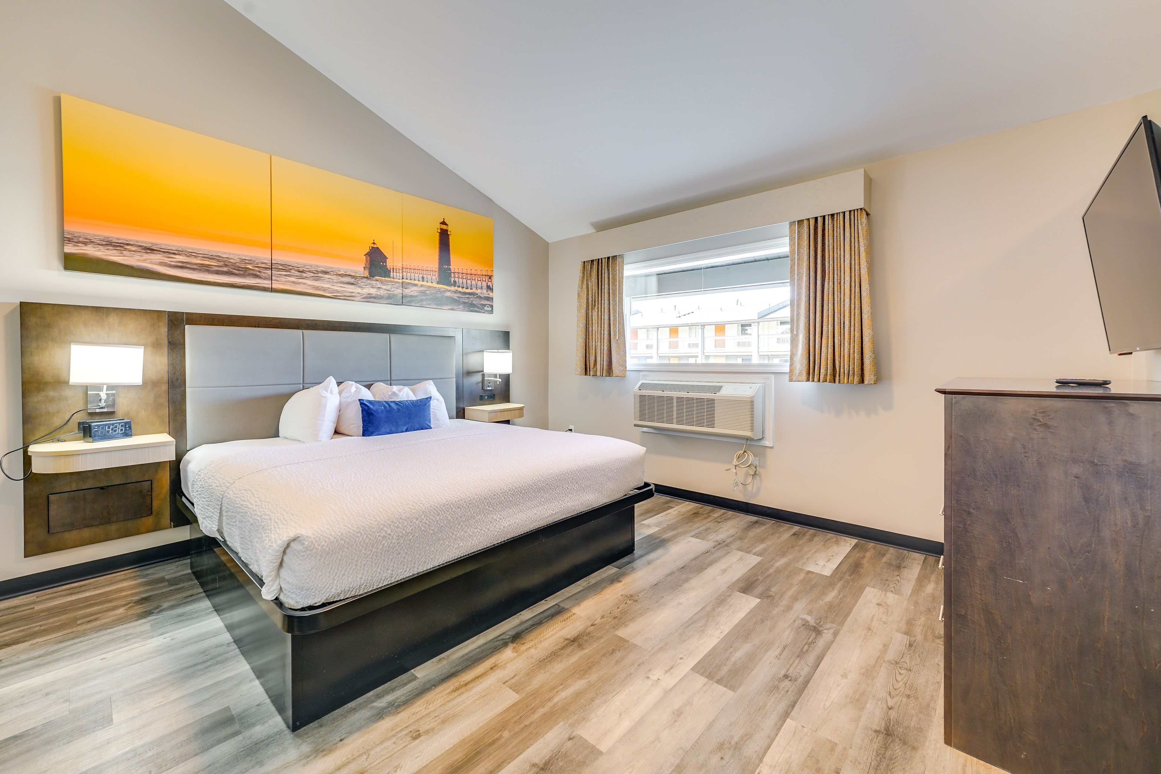 Studio | King Bed | Smart TV | Linens Provided