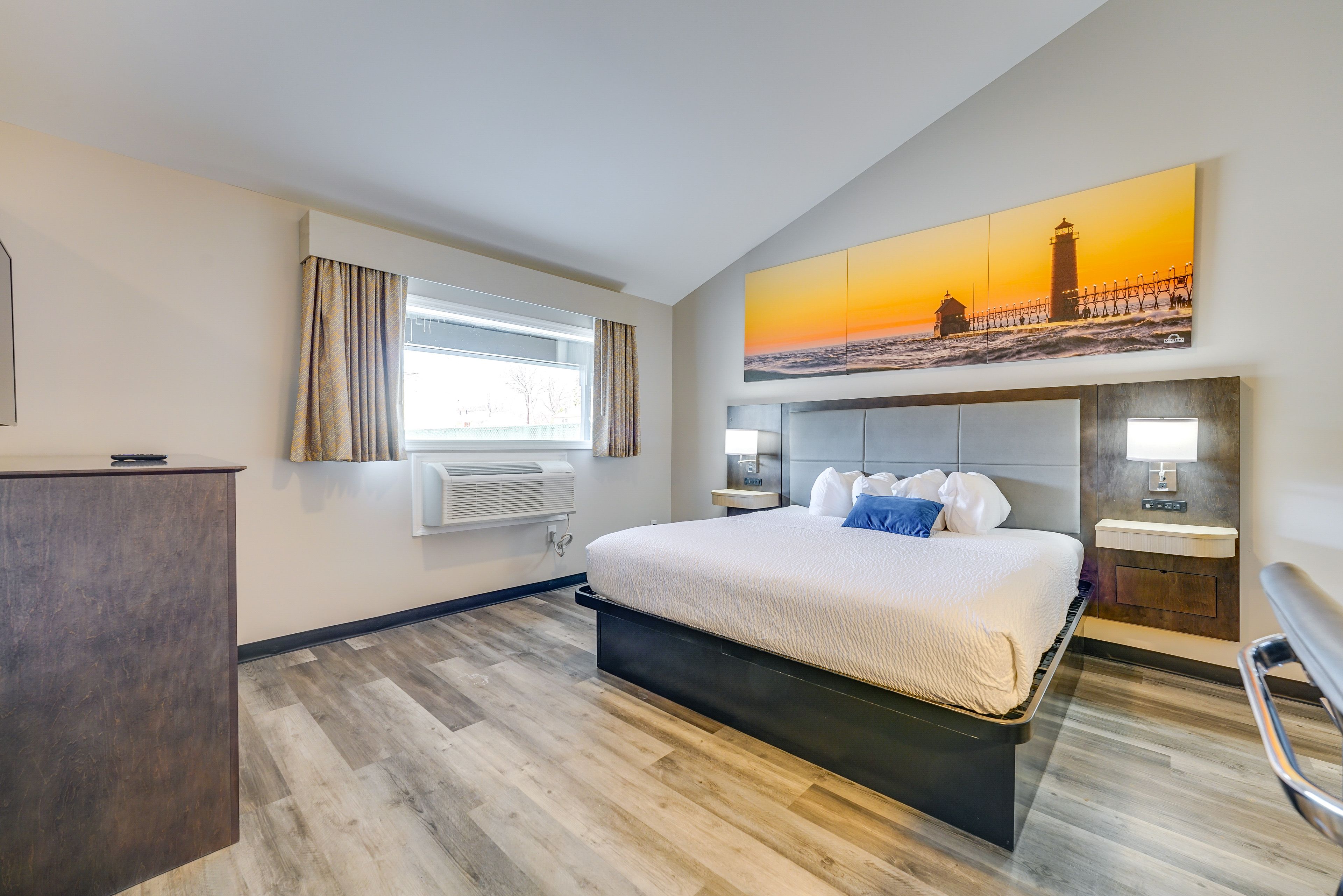 Studio | King Bed | Smart TV | Linens Provided