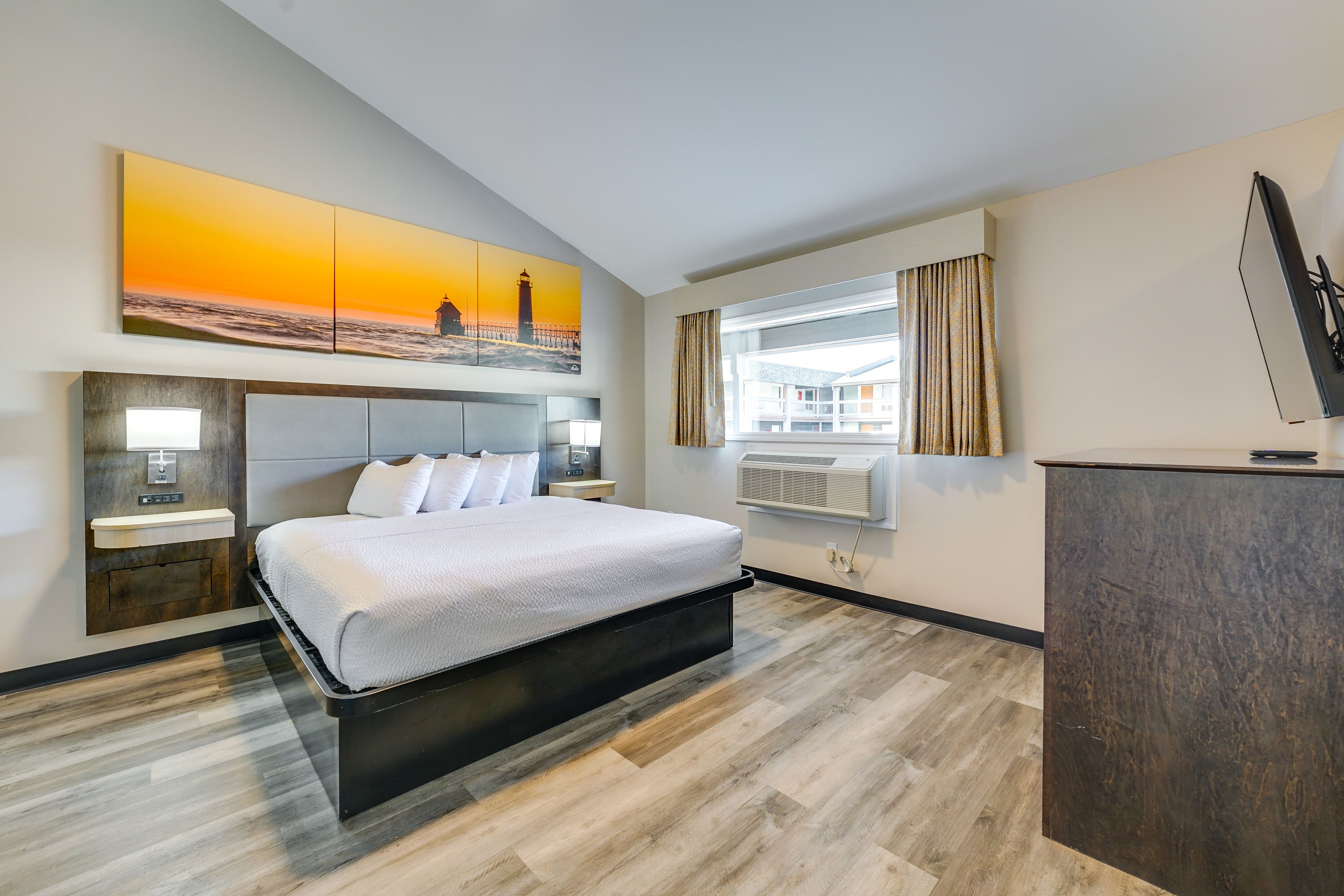 Studio | King Bed | Smart TV | Office Desk | Linens Provided