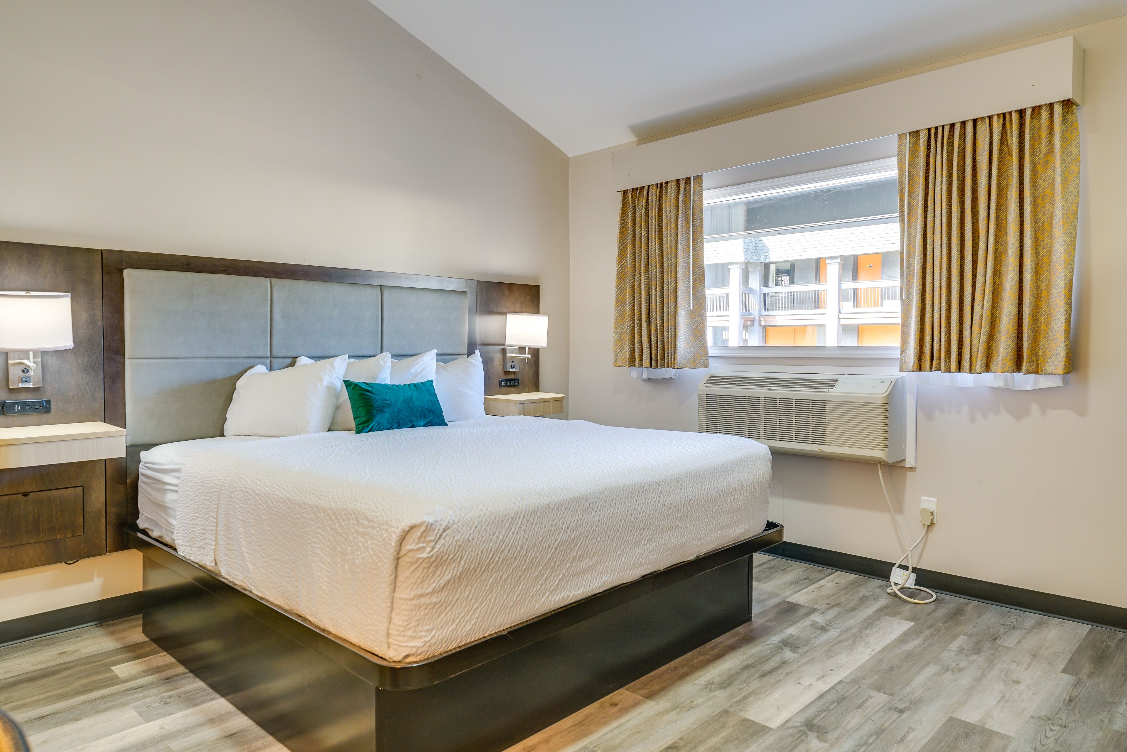 Studio | King Bed | Desk