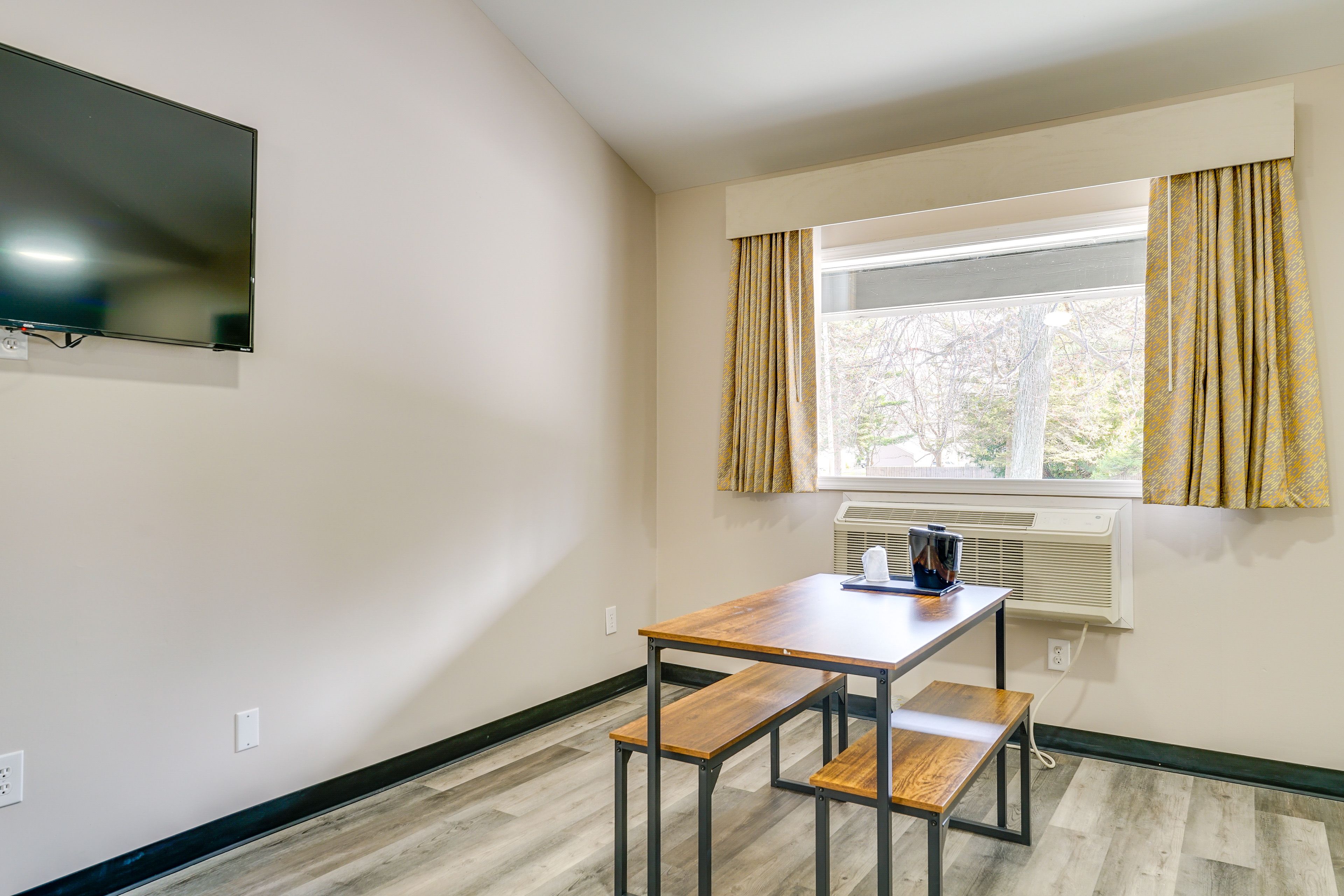 Dining Area | TV | Free WiFi
