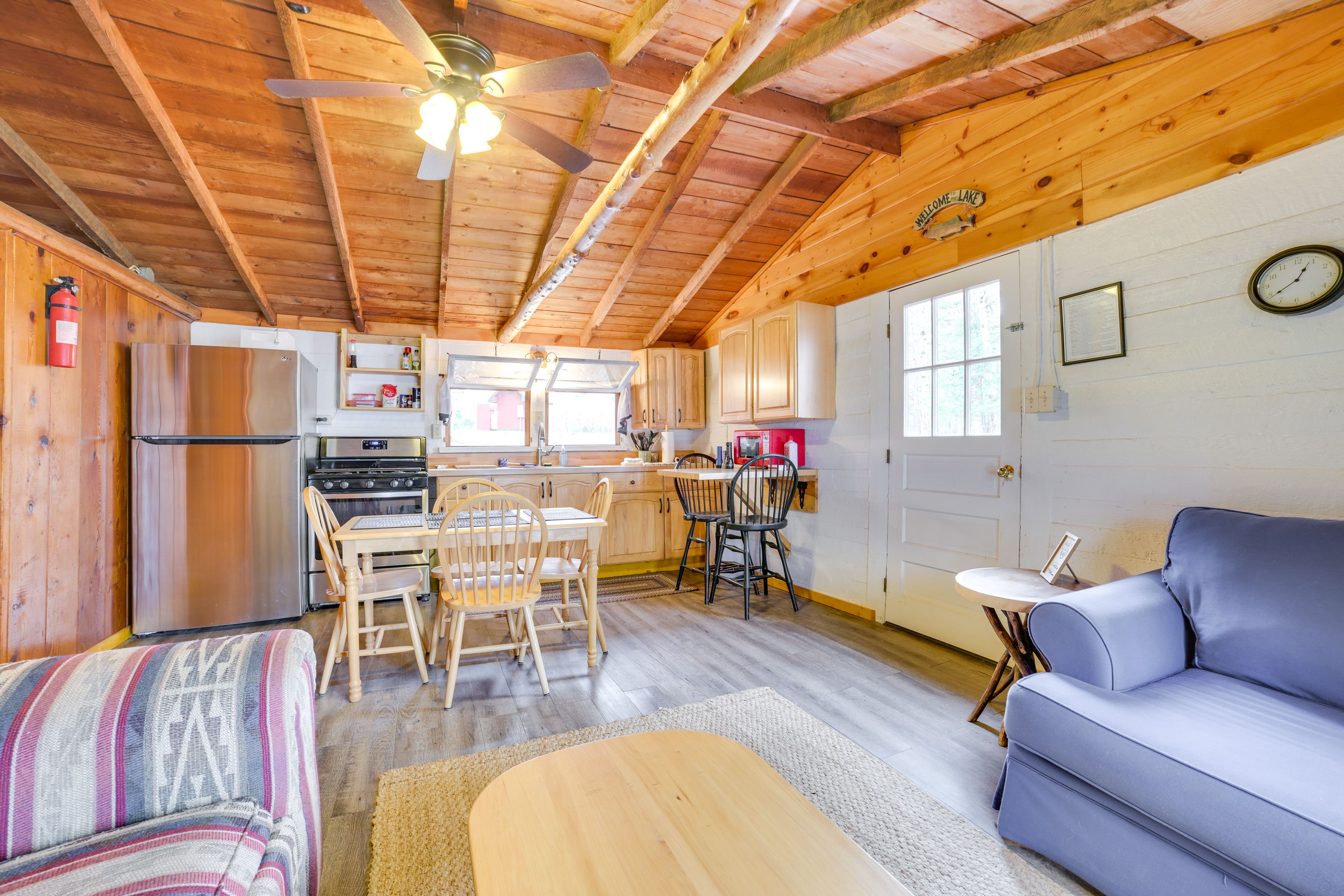 Living Room | Single-Story Cabin | Free WiFi