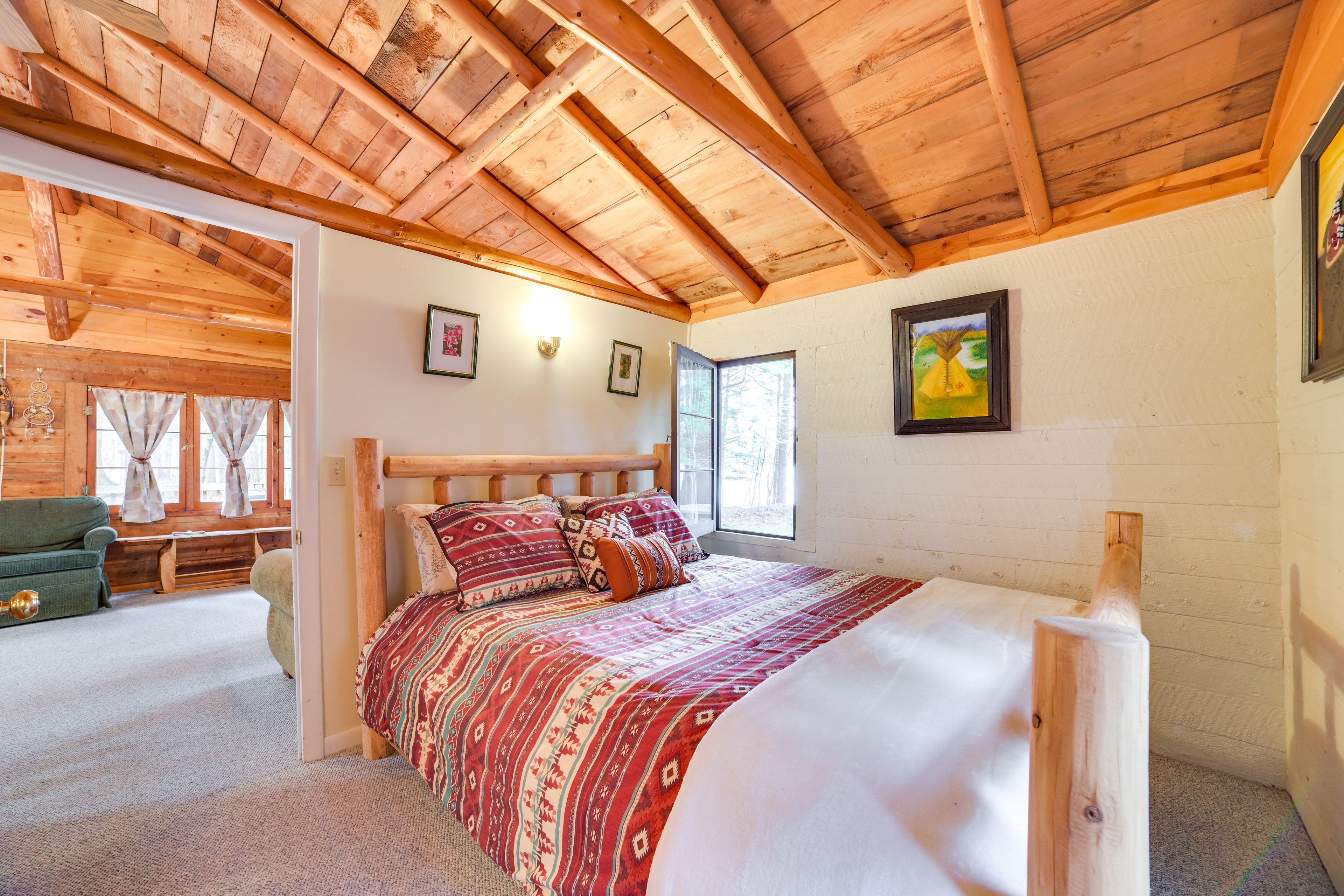 Bedroom | Queen Bed | Linens Provided
