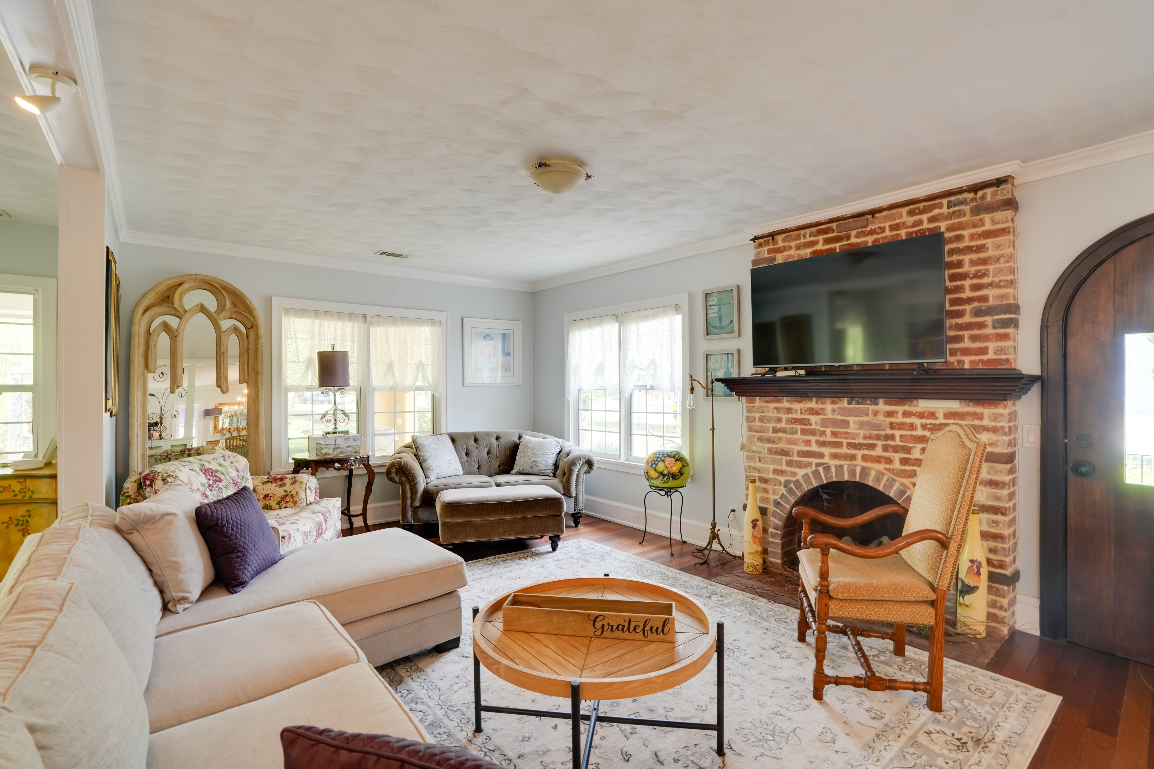 Living Room | Free WiFi | Central A/C & Heat | Smart TV