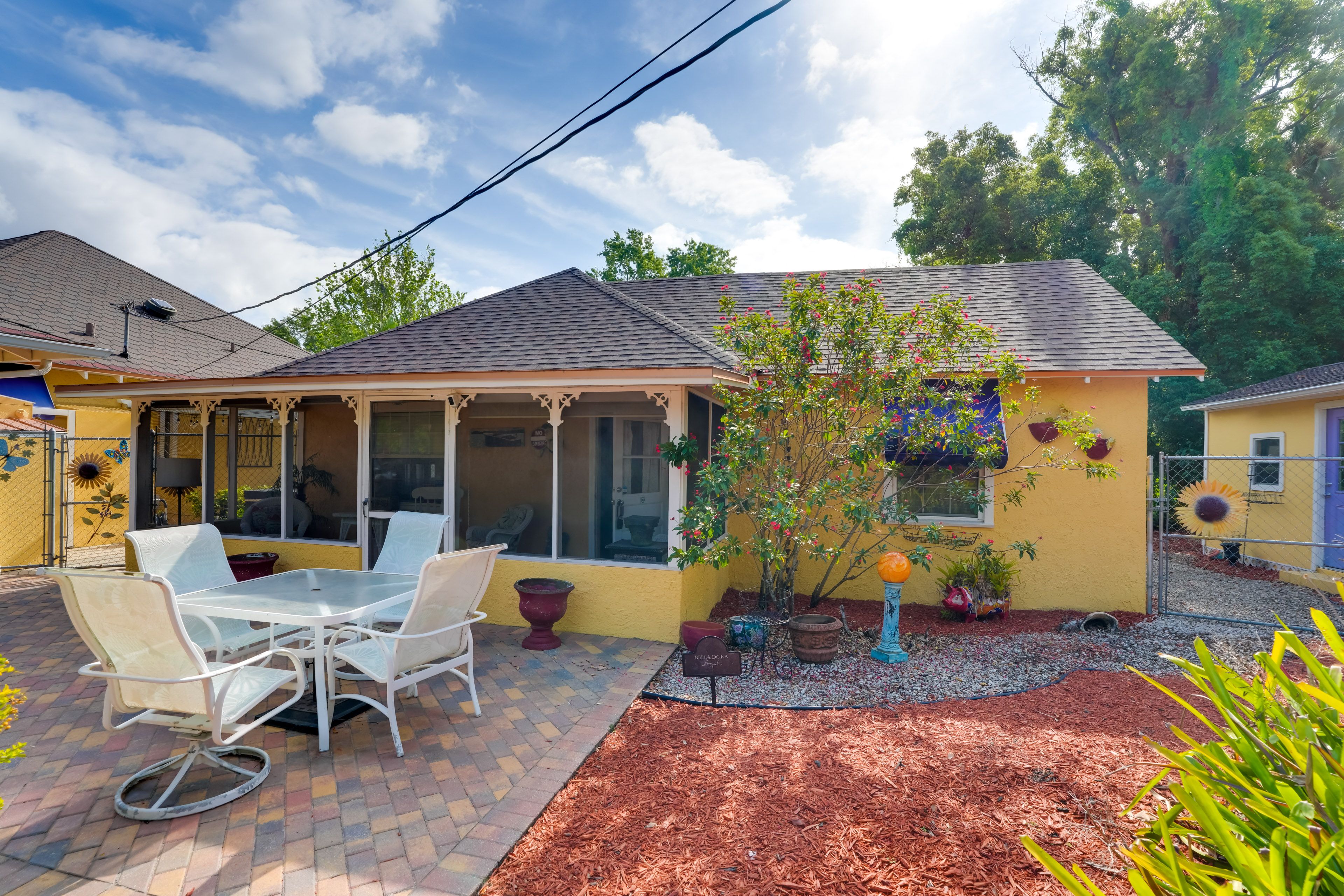 Mt Dora Vacation Rental | 2BR | 1BA | 1 Step to Enter | 800 Sq Ft