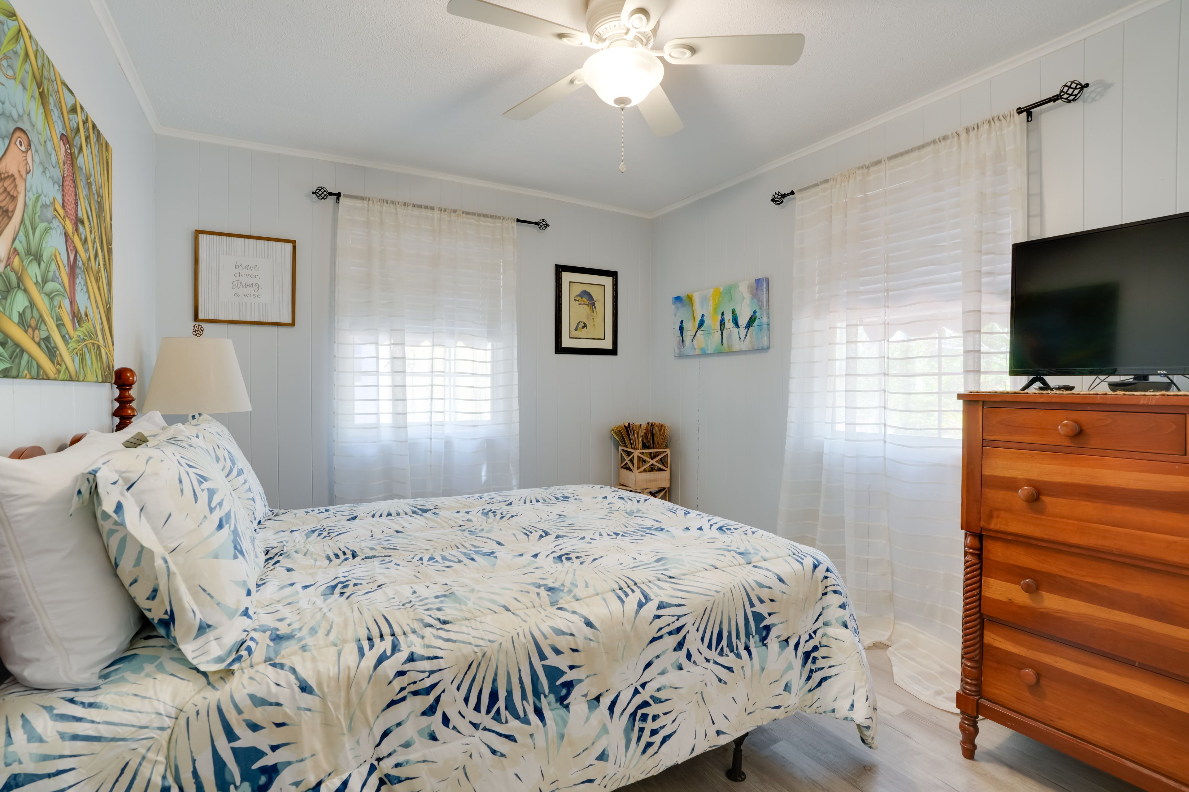 Bedroom 1 | Queen Bed