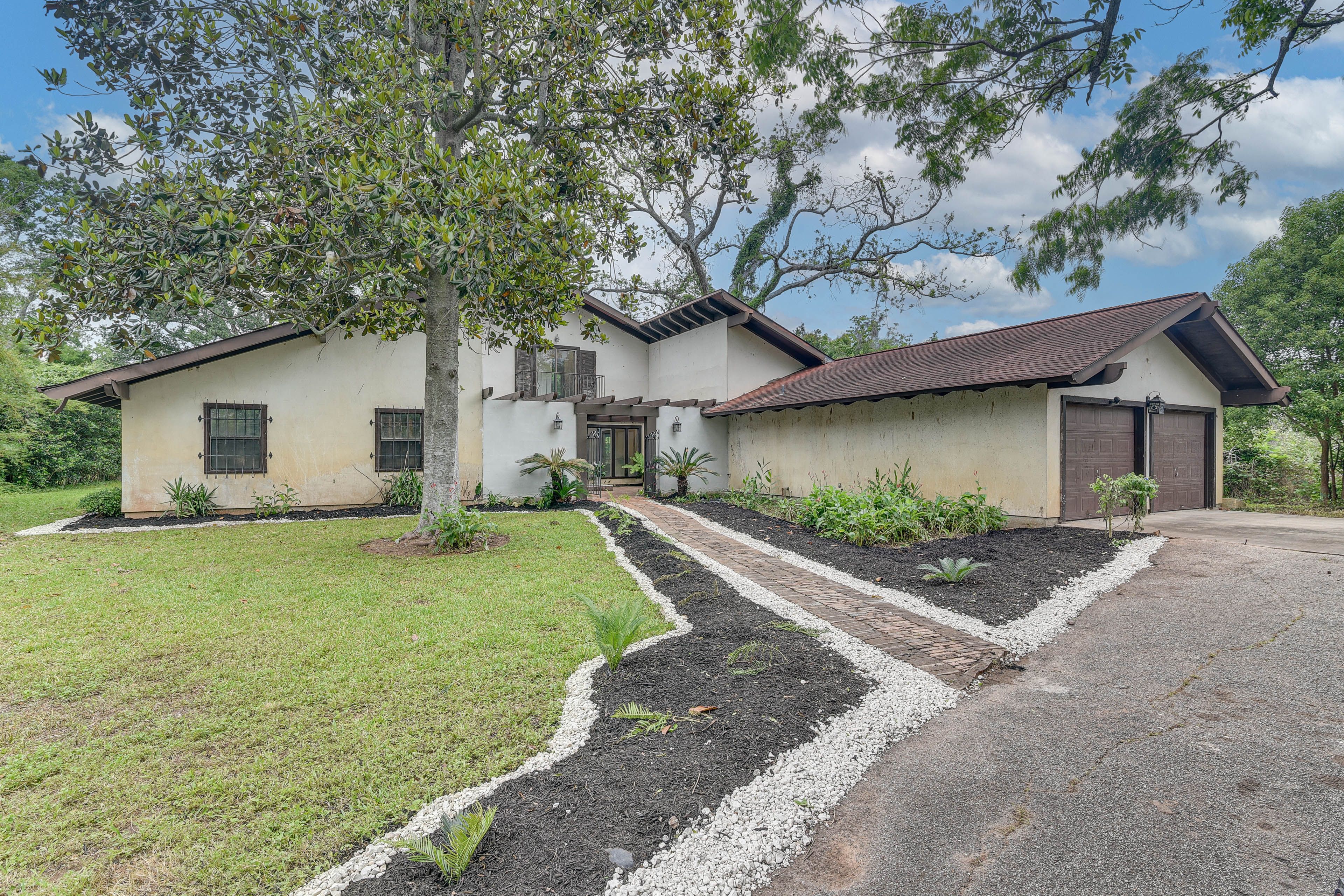 Parking | Driveway (6 Vehicles) | Garage (2 Vehicles)