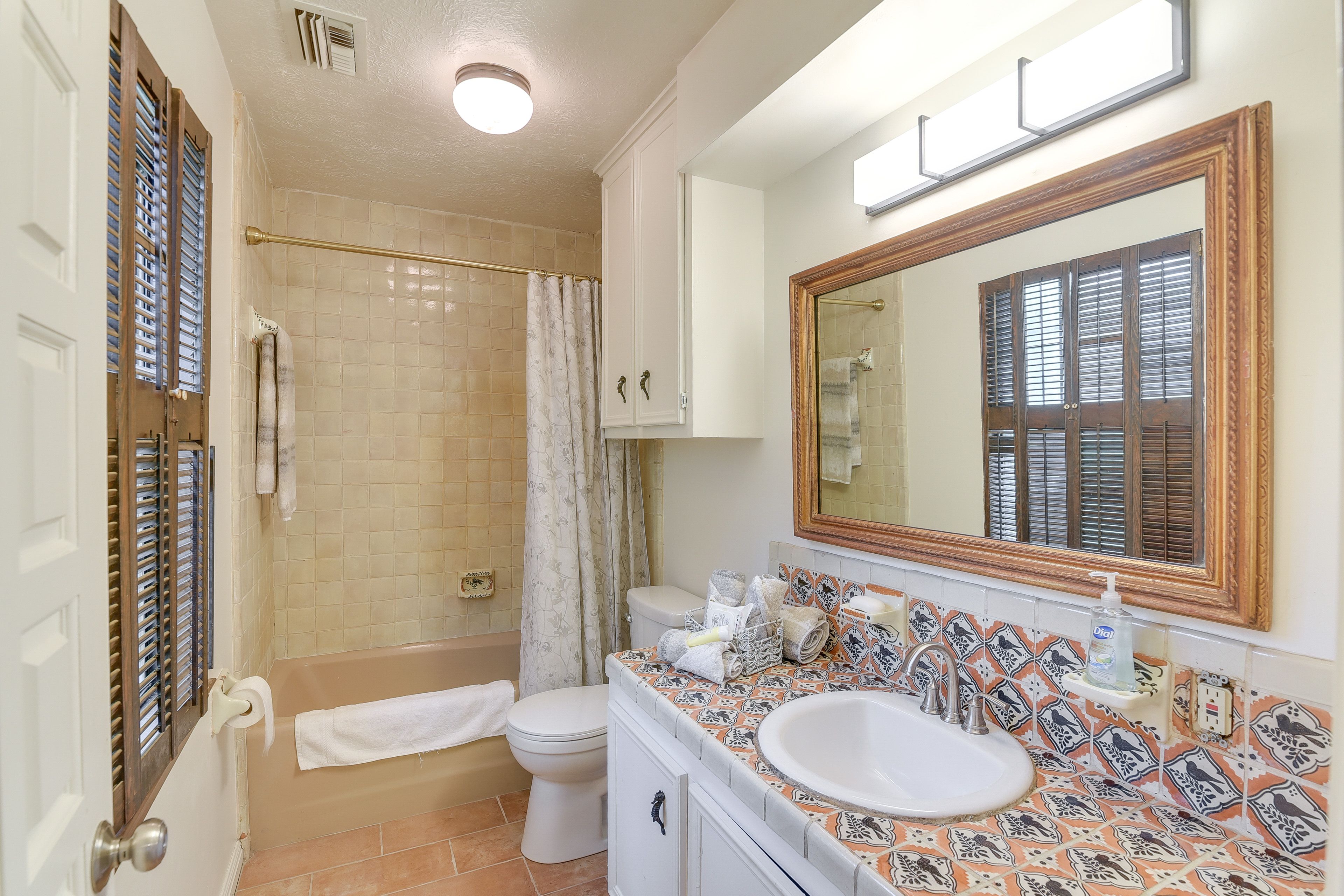 Full Bathroom | 2nd Floor | Towels Provided
