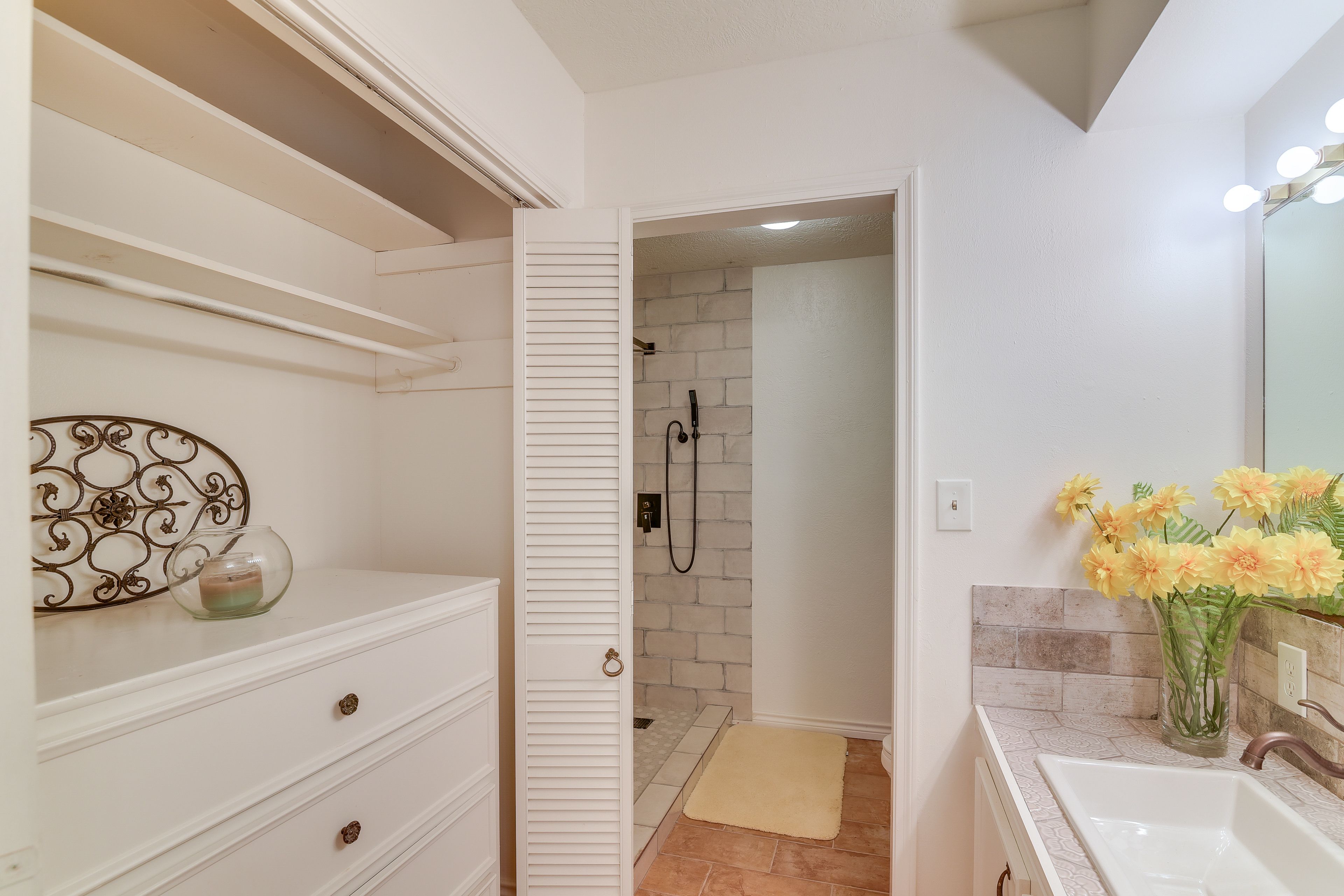 Full Bathroom | 1st Floor | Towels Provided