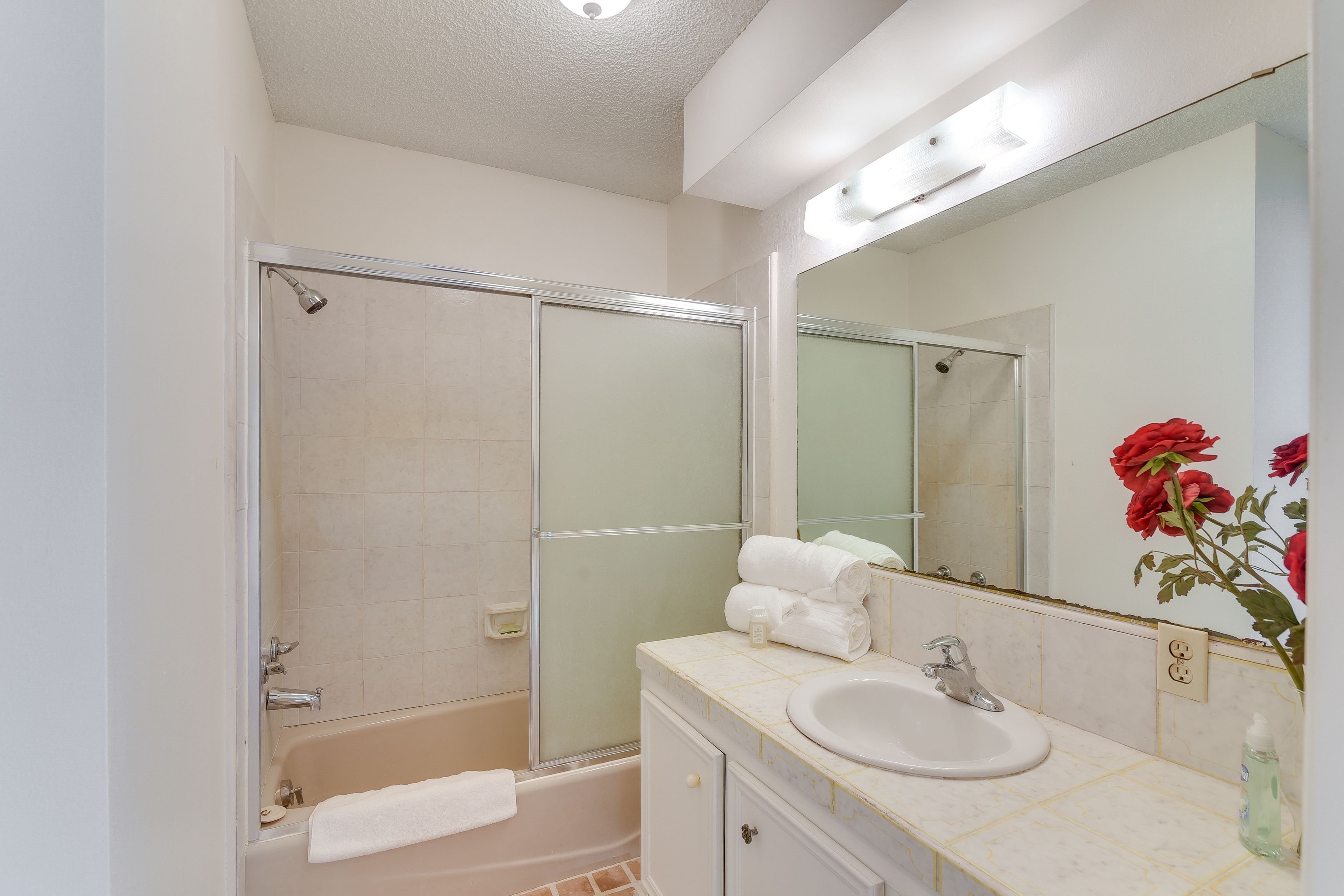Full Bathroom | 1st Floor | Towels Provided