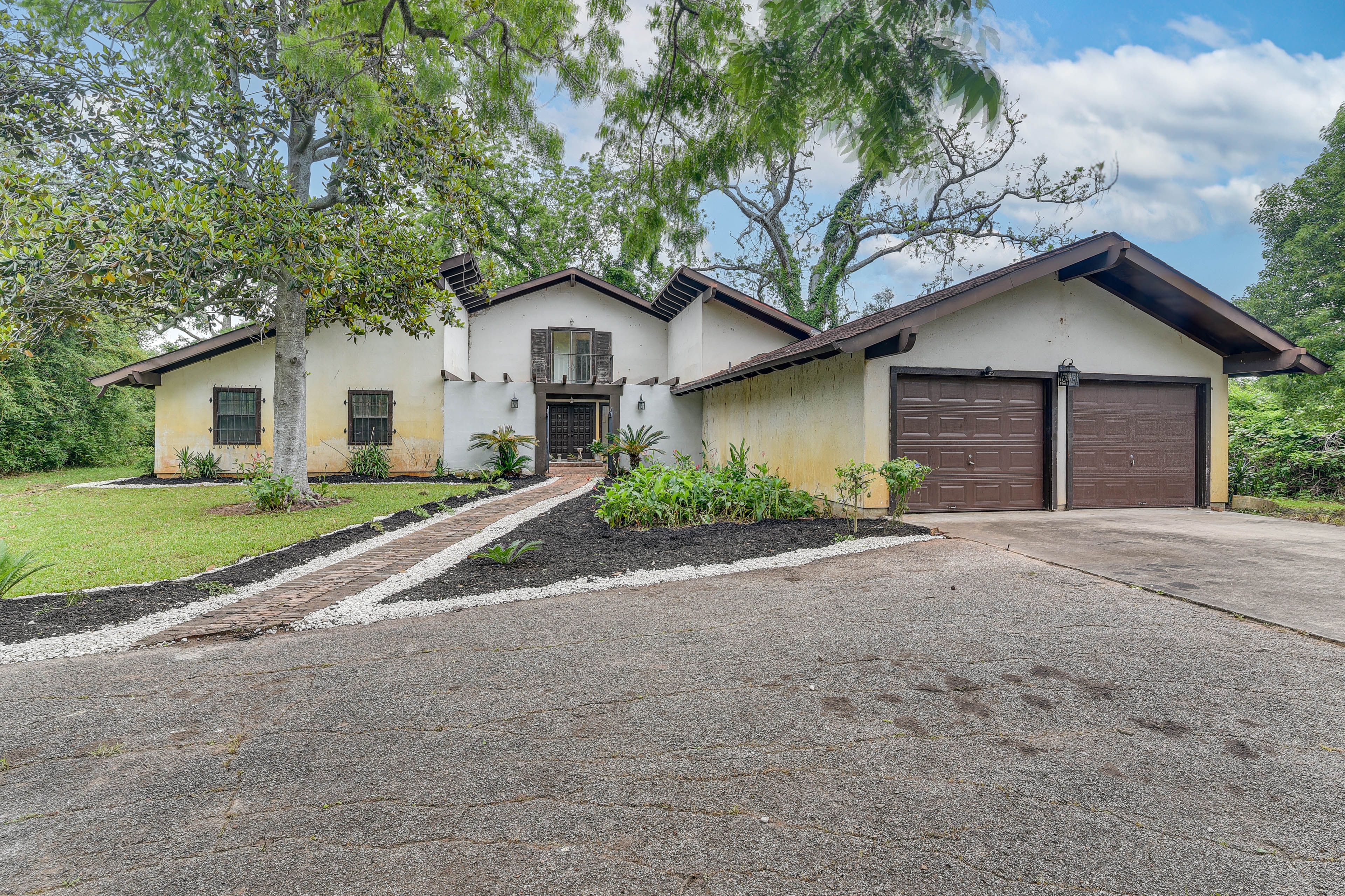 Angleton Vacation Rental | 4BR | 3.5BA | 1 Step to Enter | 3,076 Sq Ft