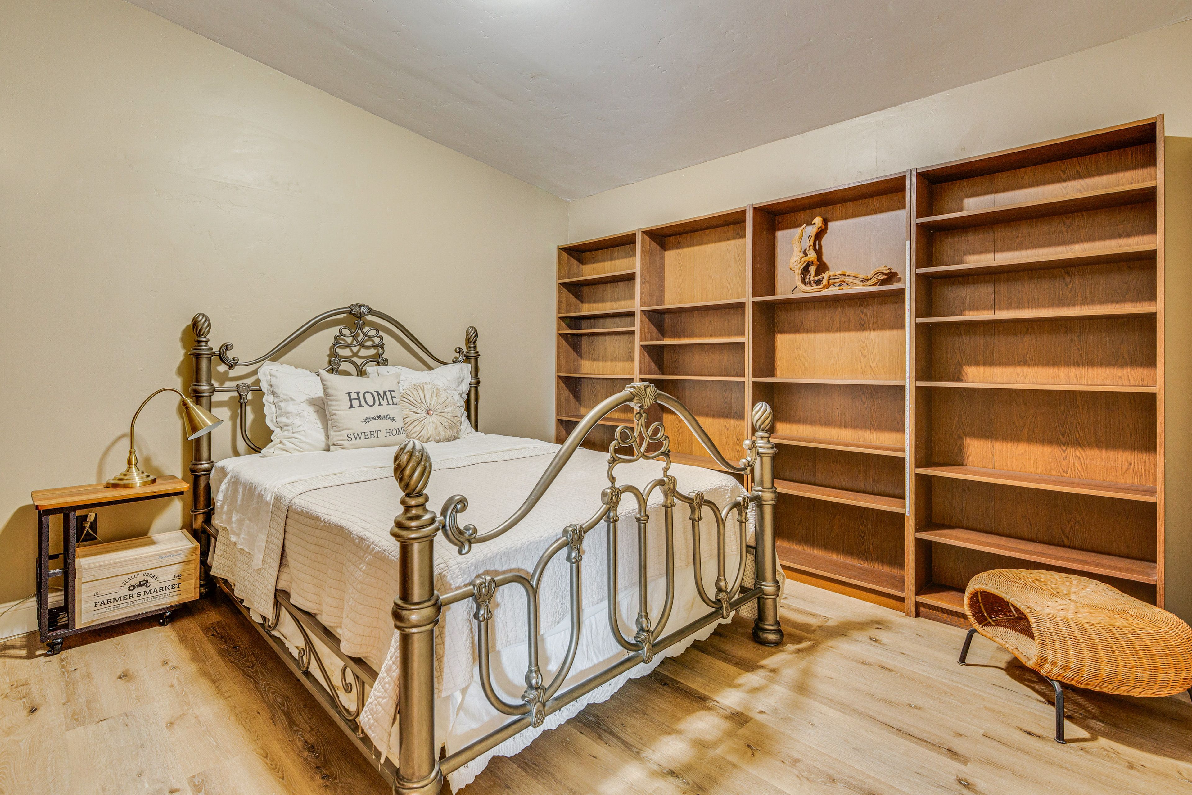 Bedroom 3 | Queen Bed