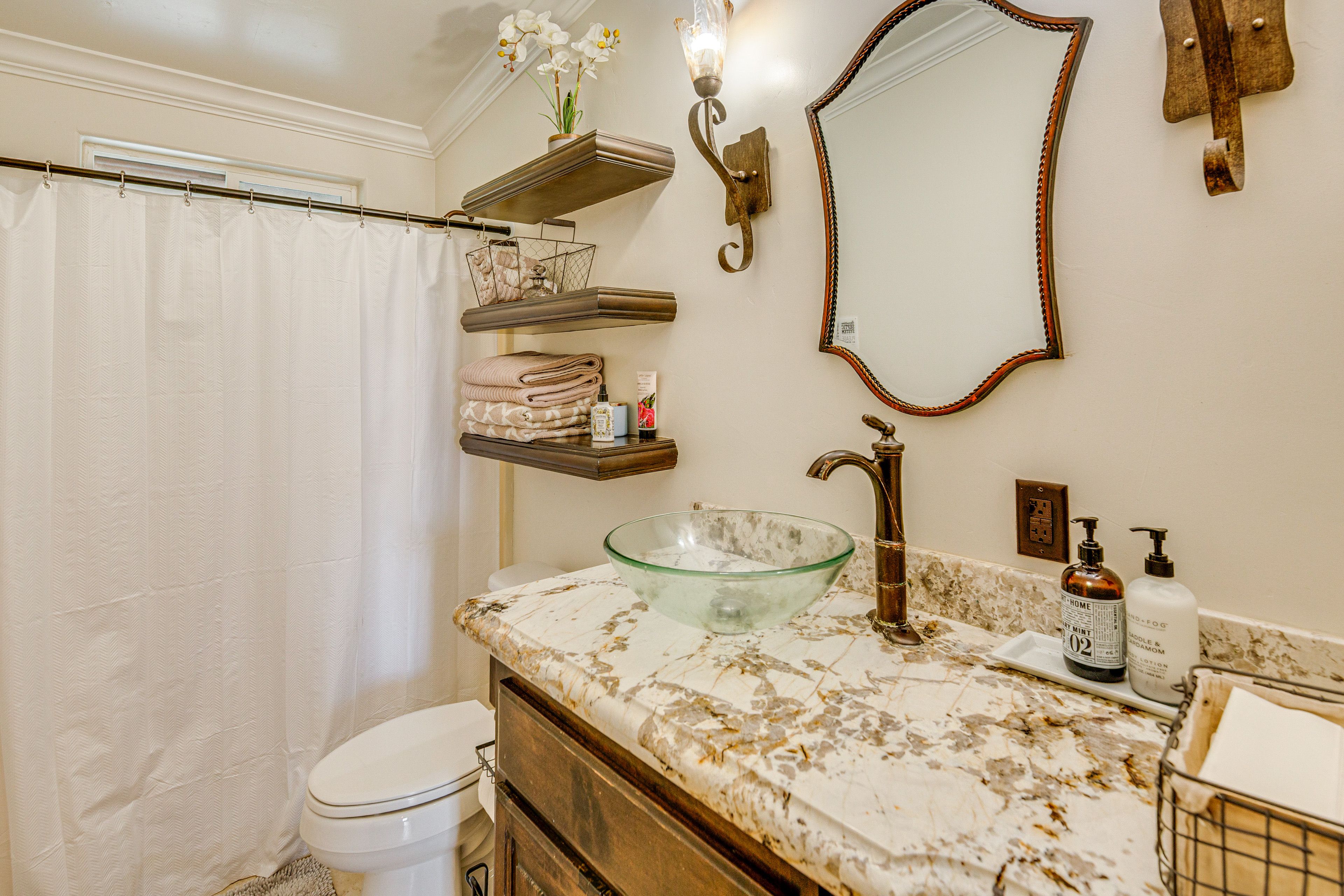 Full Bathroom | Complimentary Toiletries