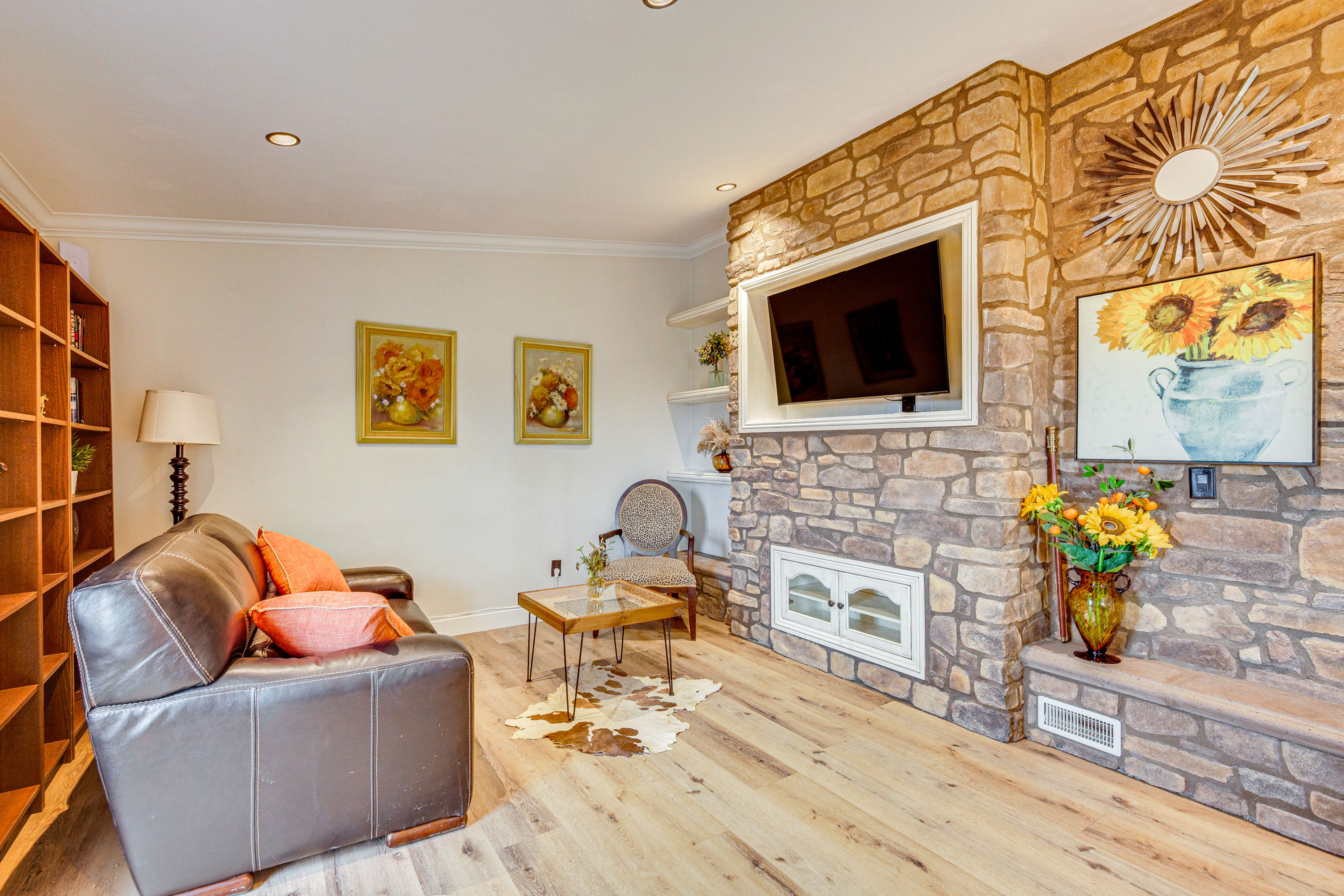 Seating Area | Smart TV