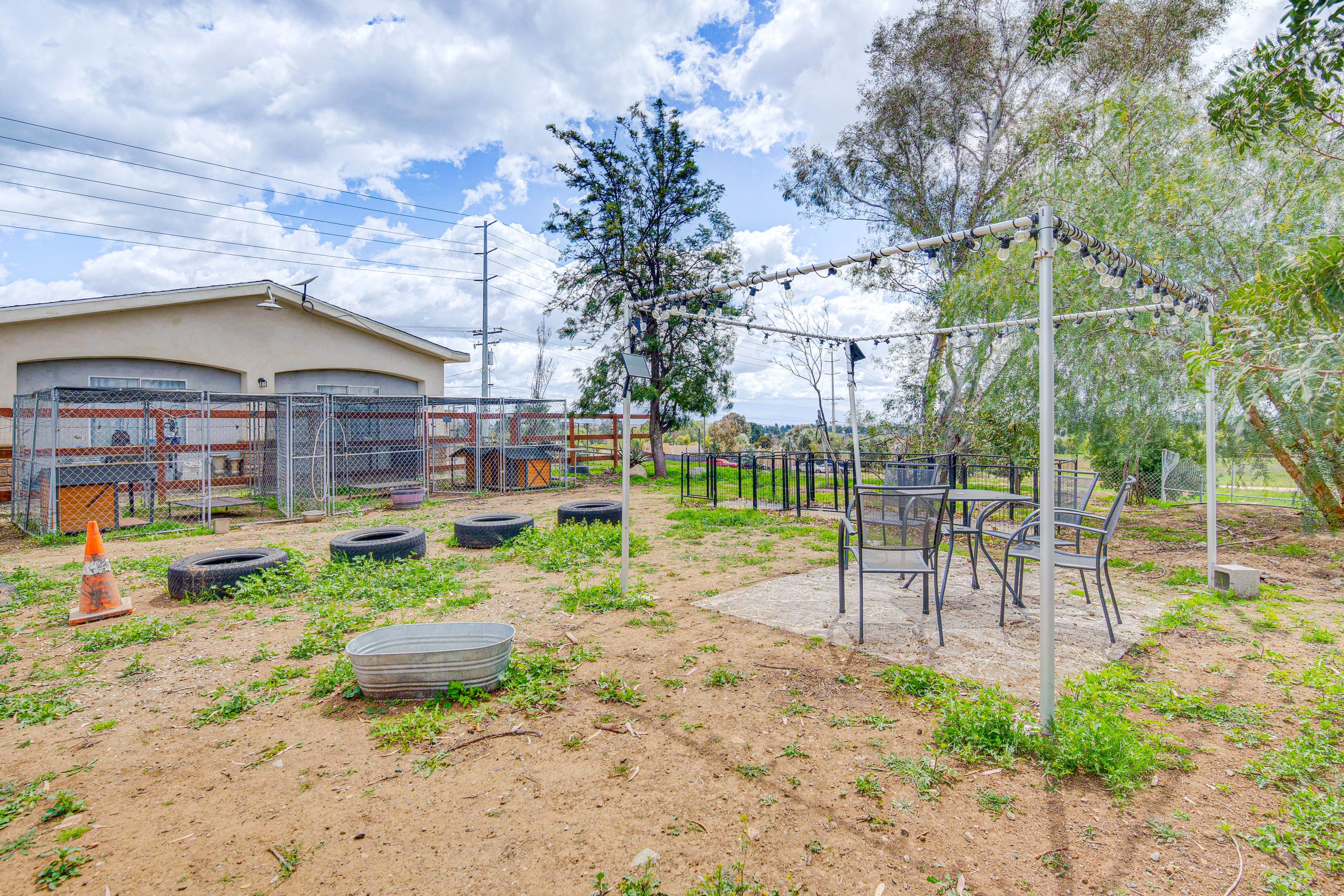 Private Backyard | Dog Kennels/Runs