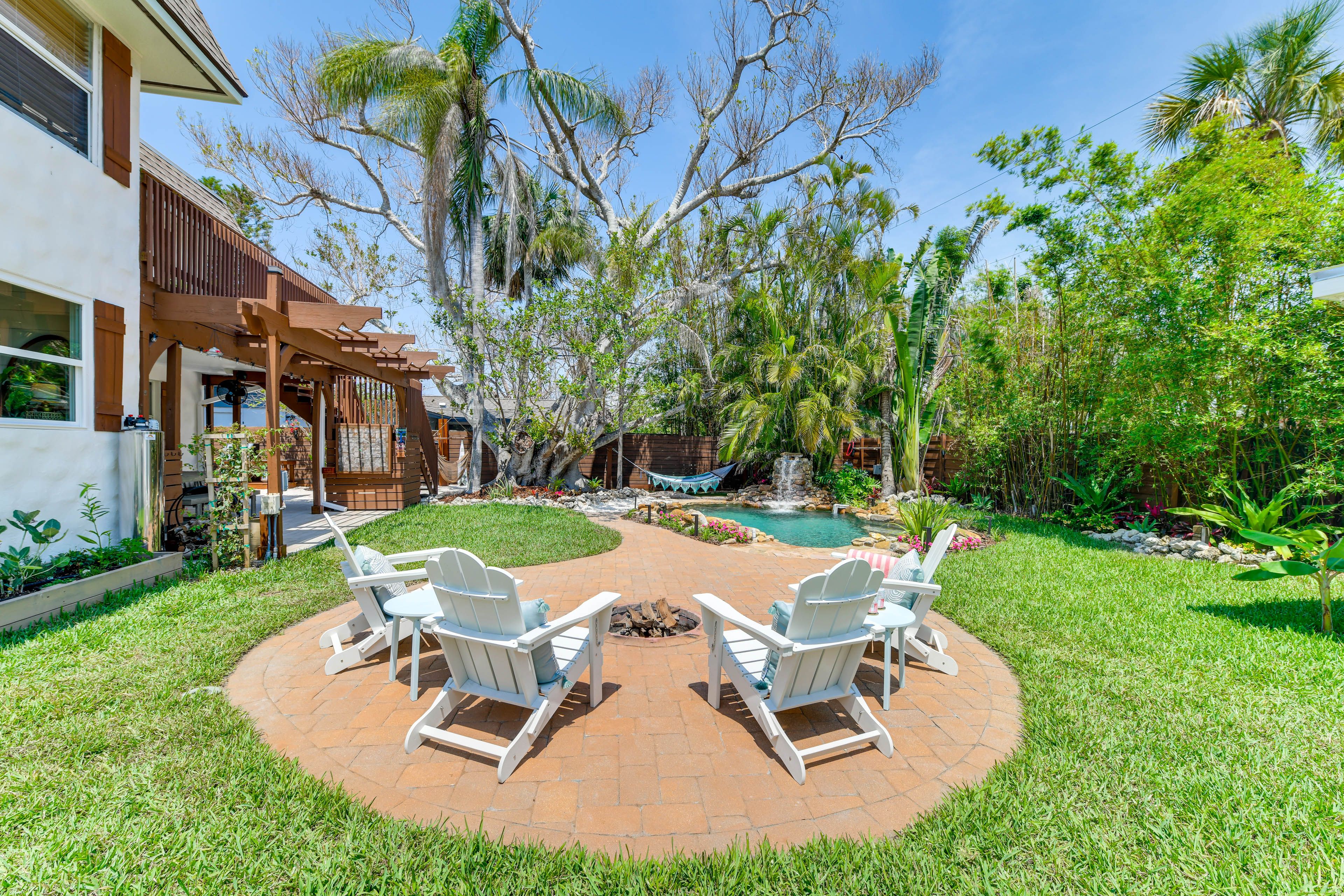 House Exterior | Fire Pit | Private Yard