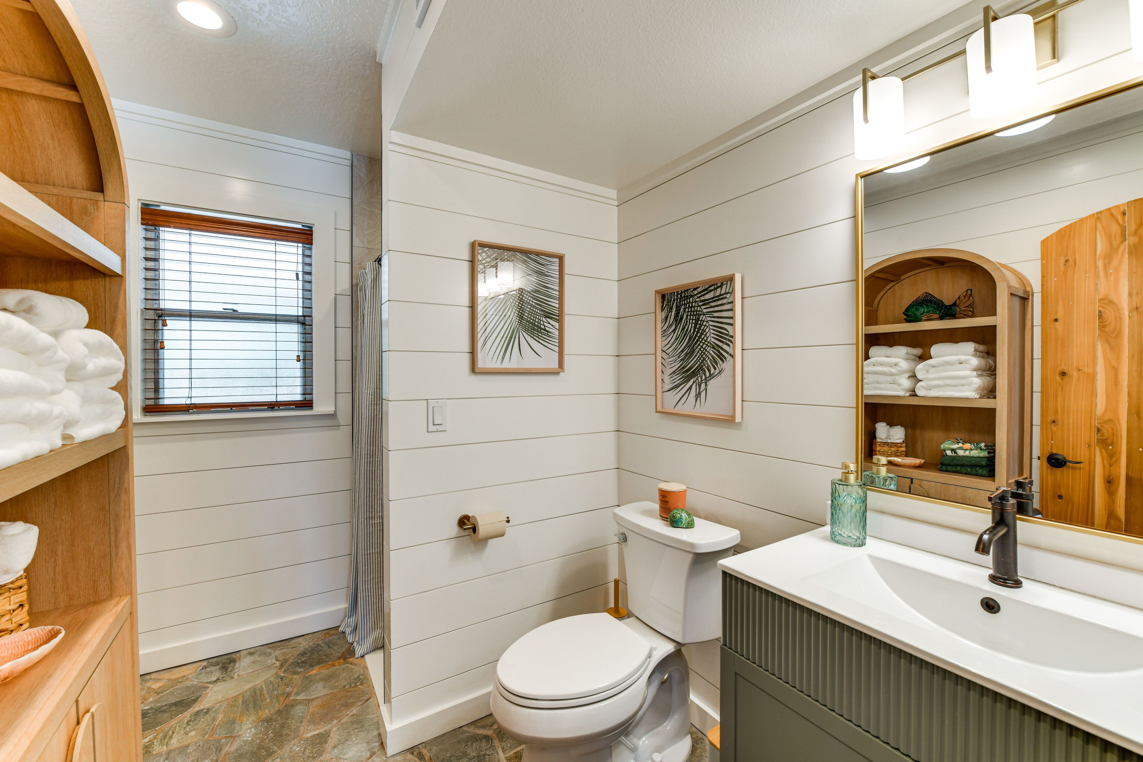 Full Bathroom | Towels Provided | 1st Floor