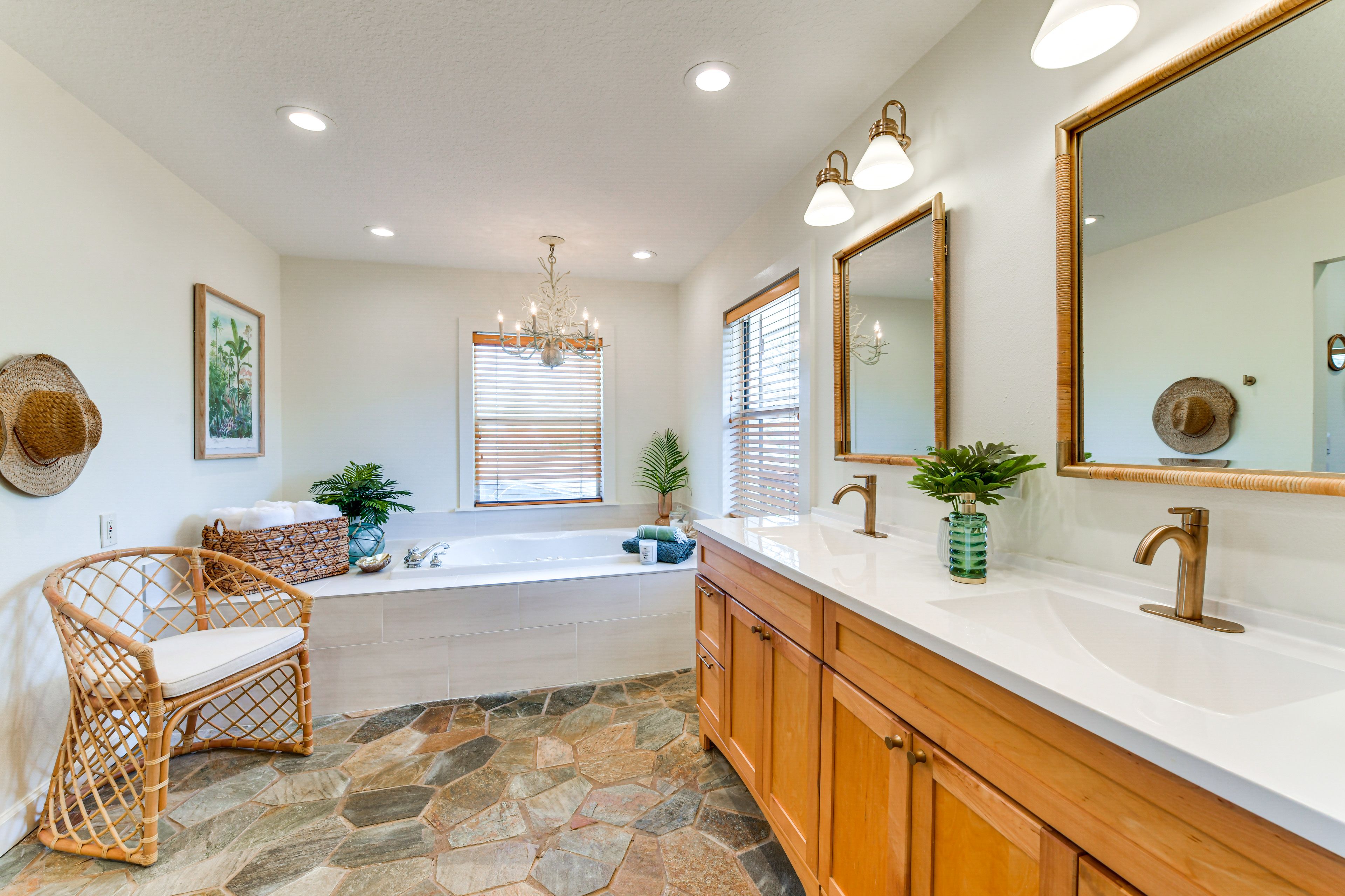 Full Bathroom | Jetted Tub | 2nd Floor