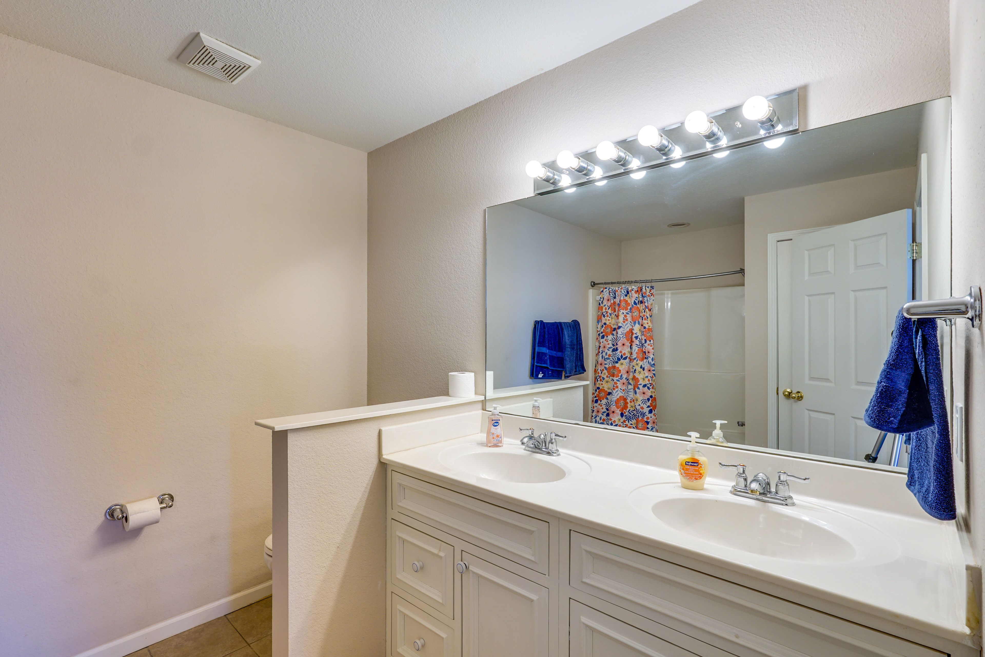 En-Suite Bathroom | Bathtub/Shower | Main Level