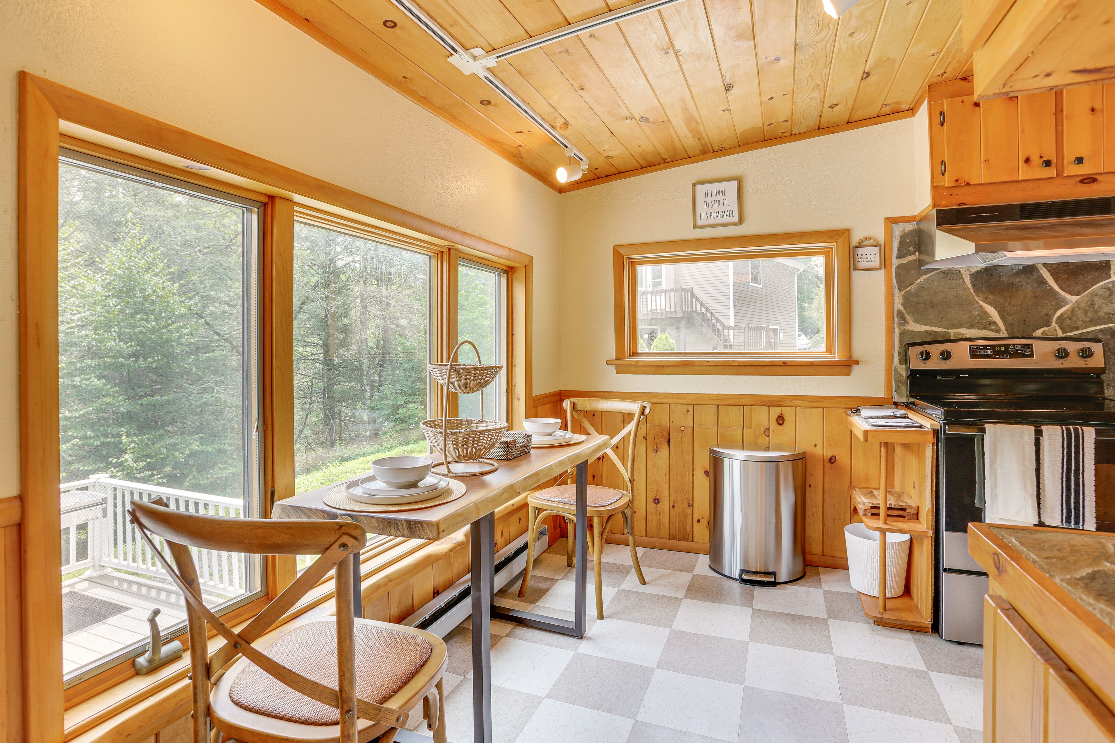 Breakfast Nook | Main Level