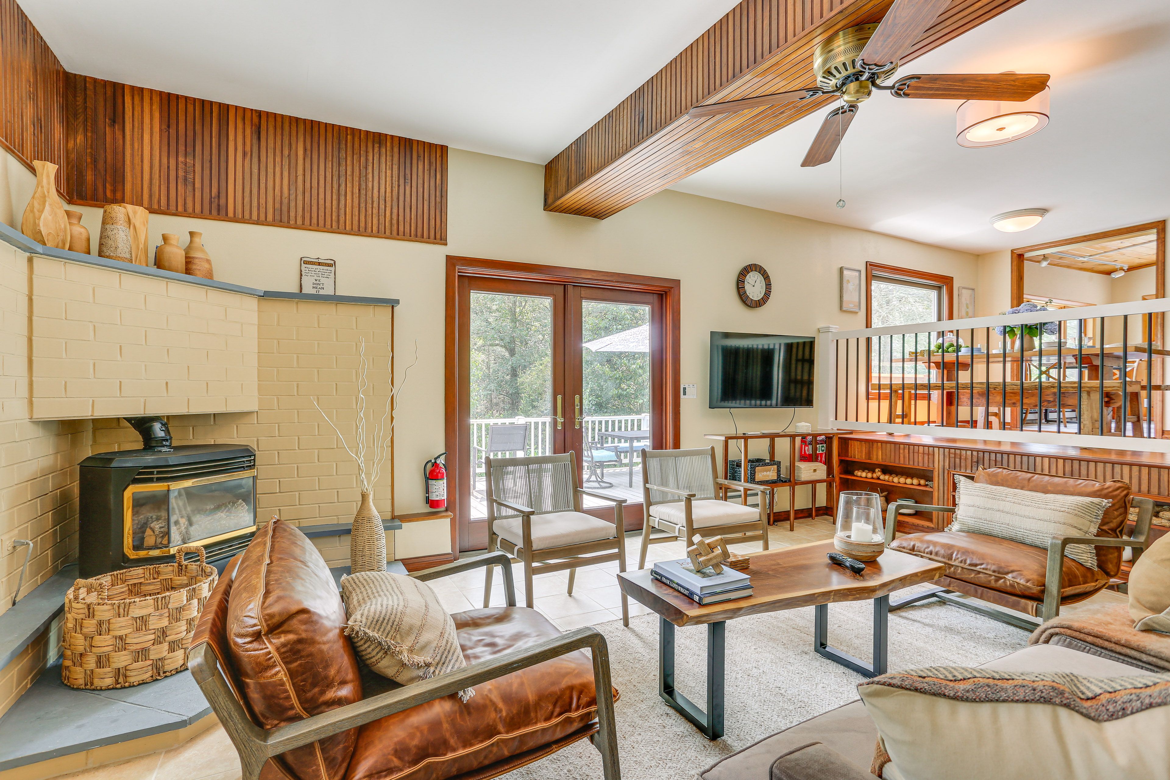 Living Room | Free WiFi | Central Heating & A/C | Smart TV | Lower Level