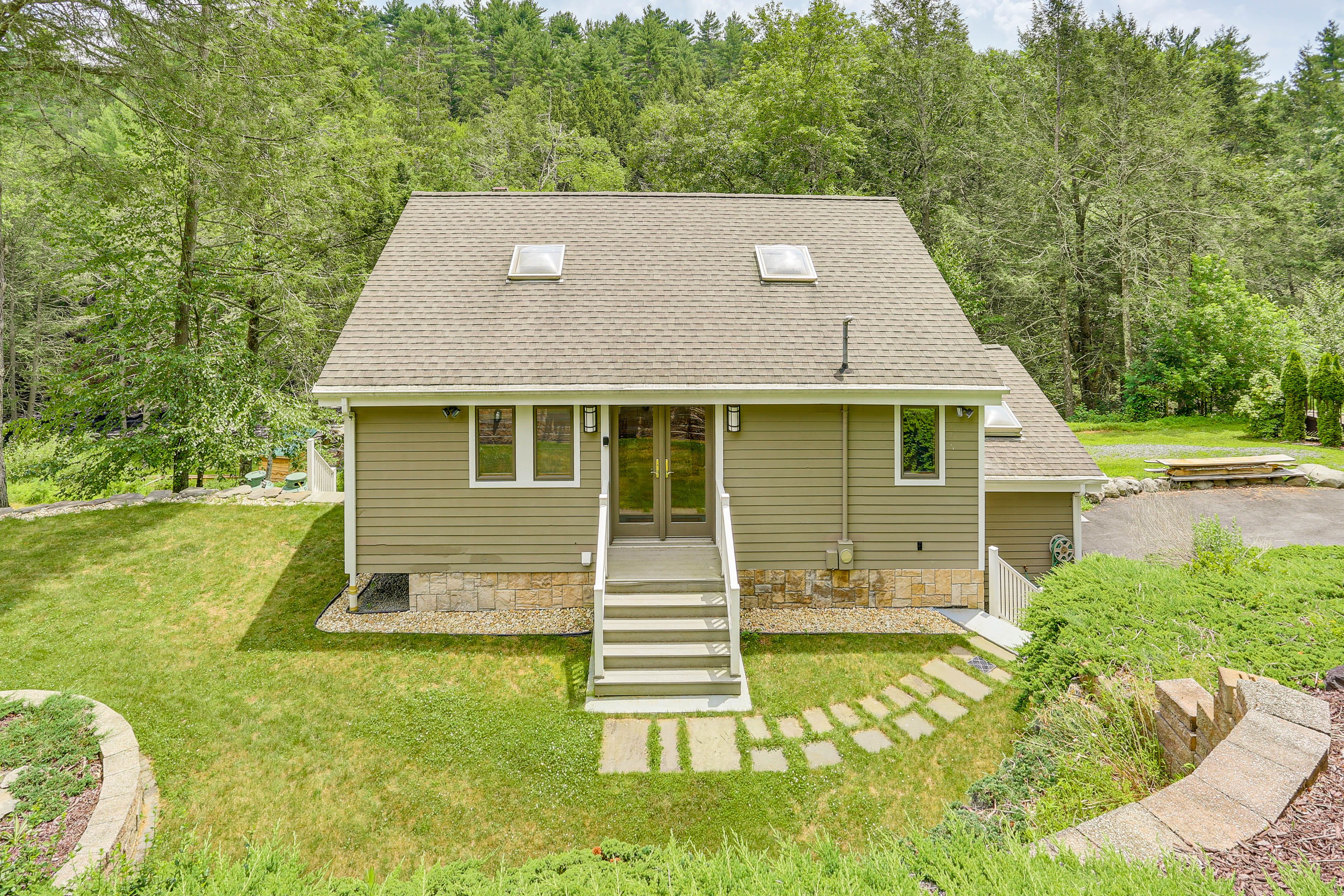 Guest House Exterior | Driveway (4 Vehicles)
