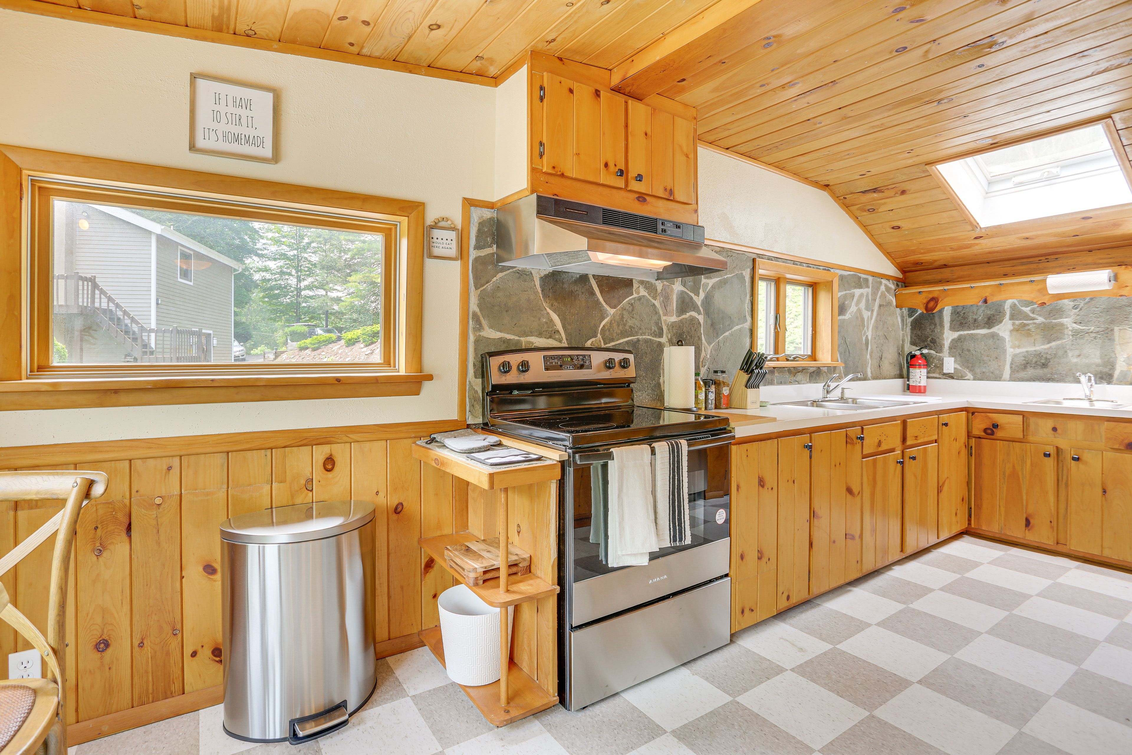 Kitchen | Trash Bags/Paper Towels | Main Level