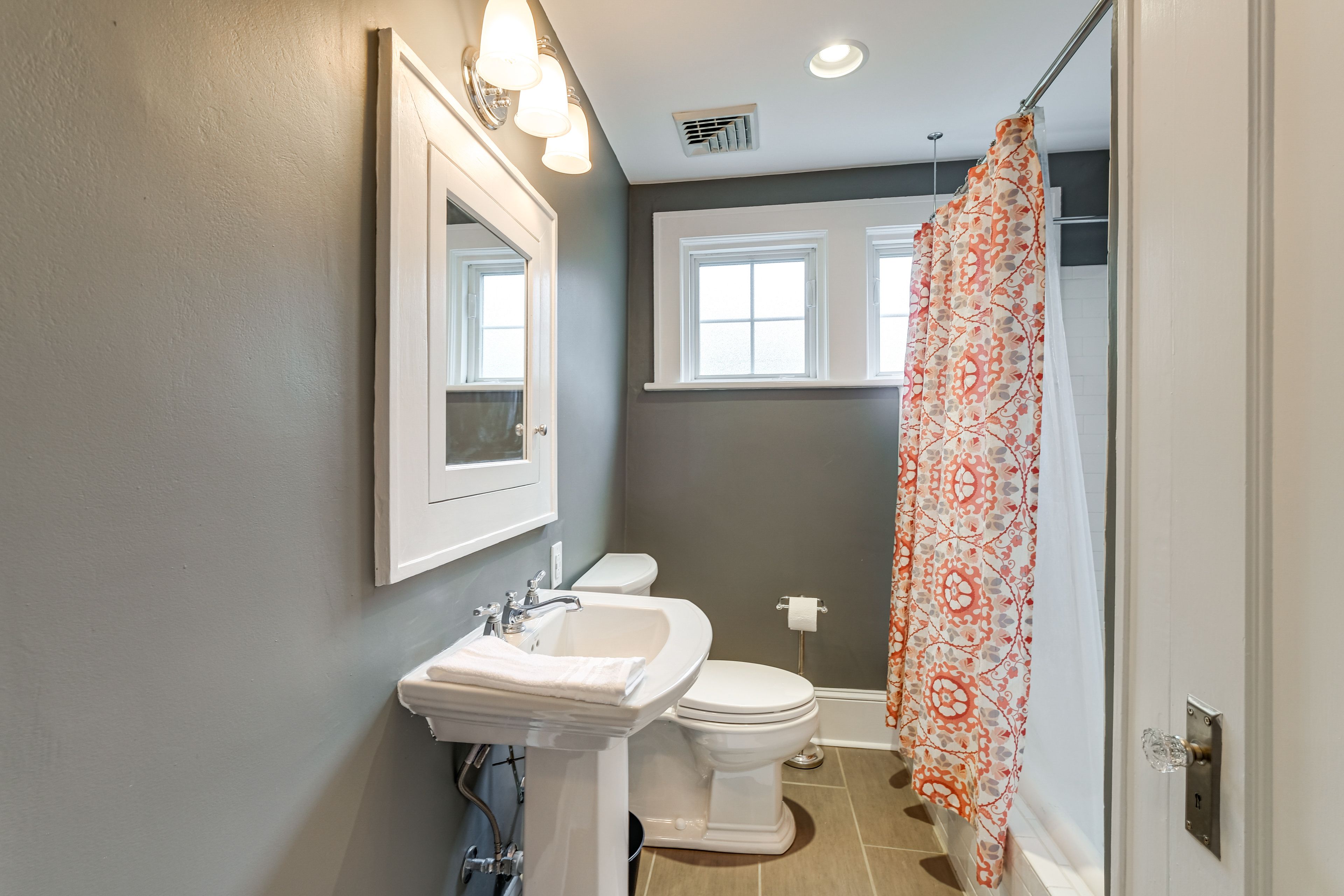 Full Bathroom | Towels Provided | 2nd Floor