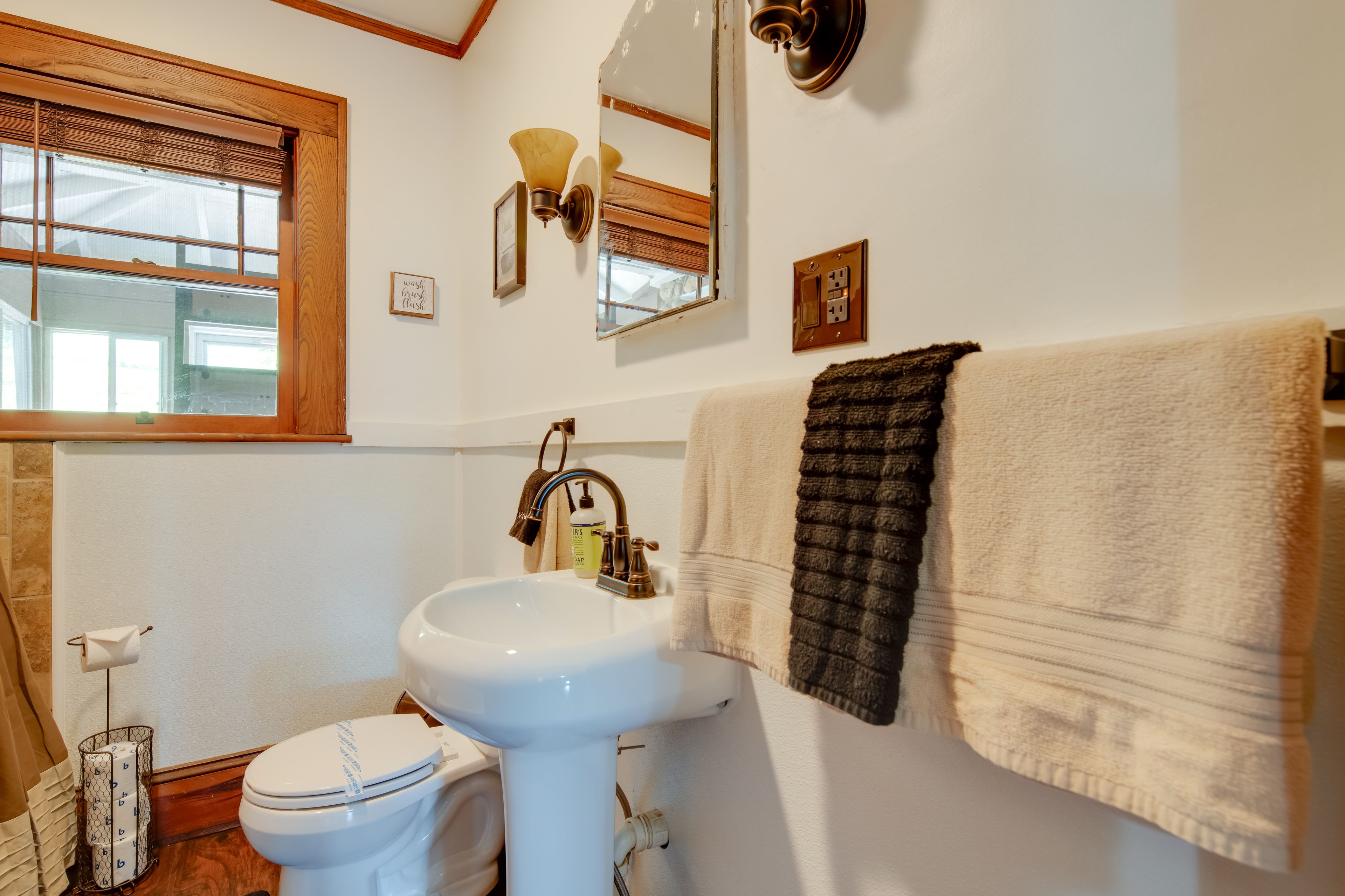 Full Bathroom | Towels Provided | Complimentary Toiletries | Hair Dryer