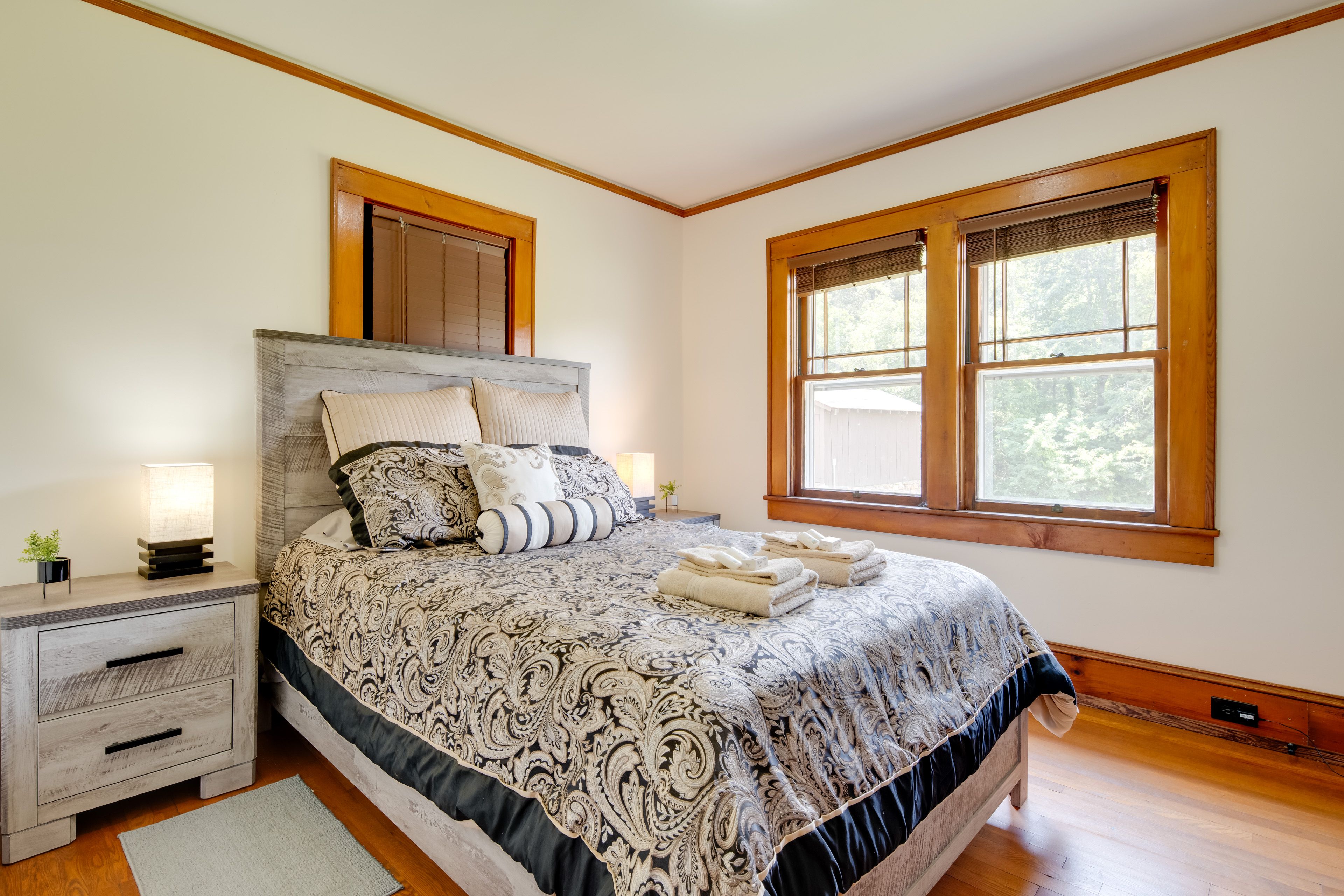 Bedroom 2 | Queen Bed | Smart TV