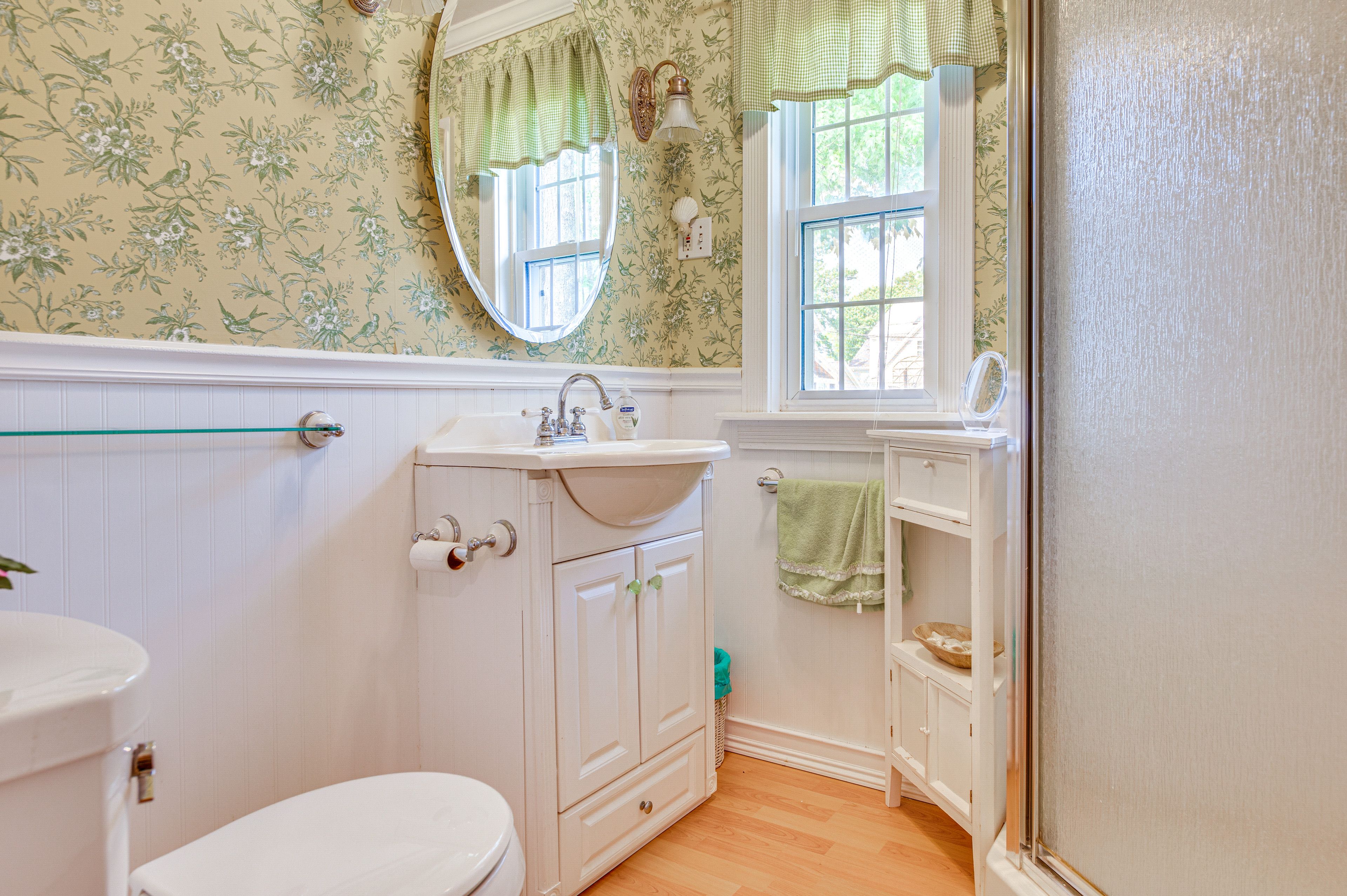 Full Bathroom | Towels Provided