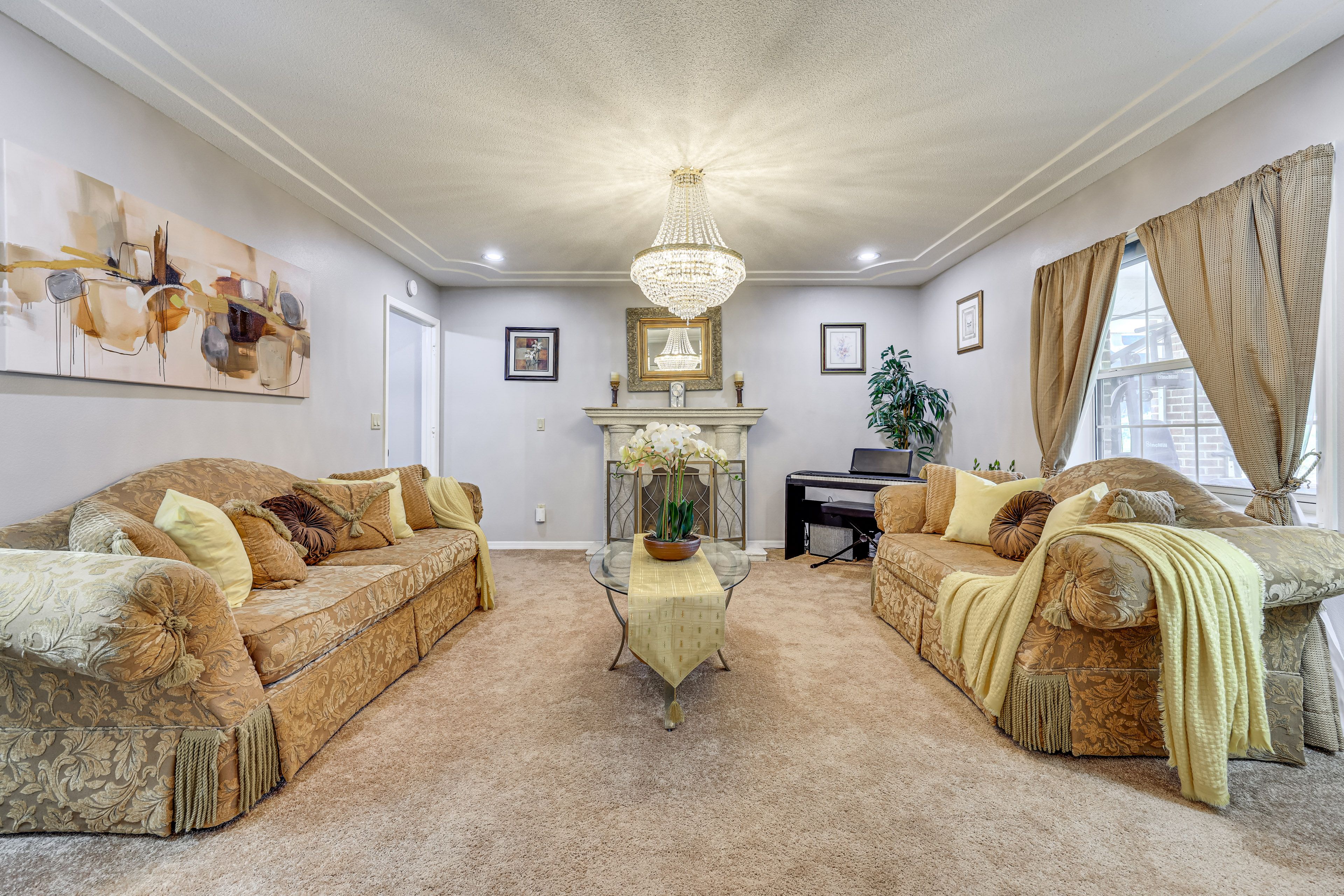 Foyer | Fireplace | Piano | Free WiFi