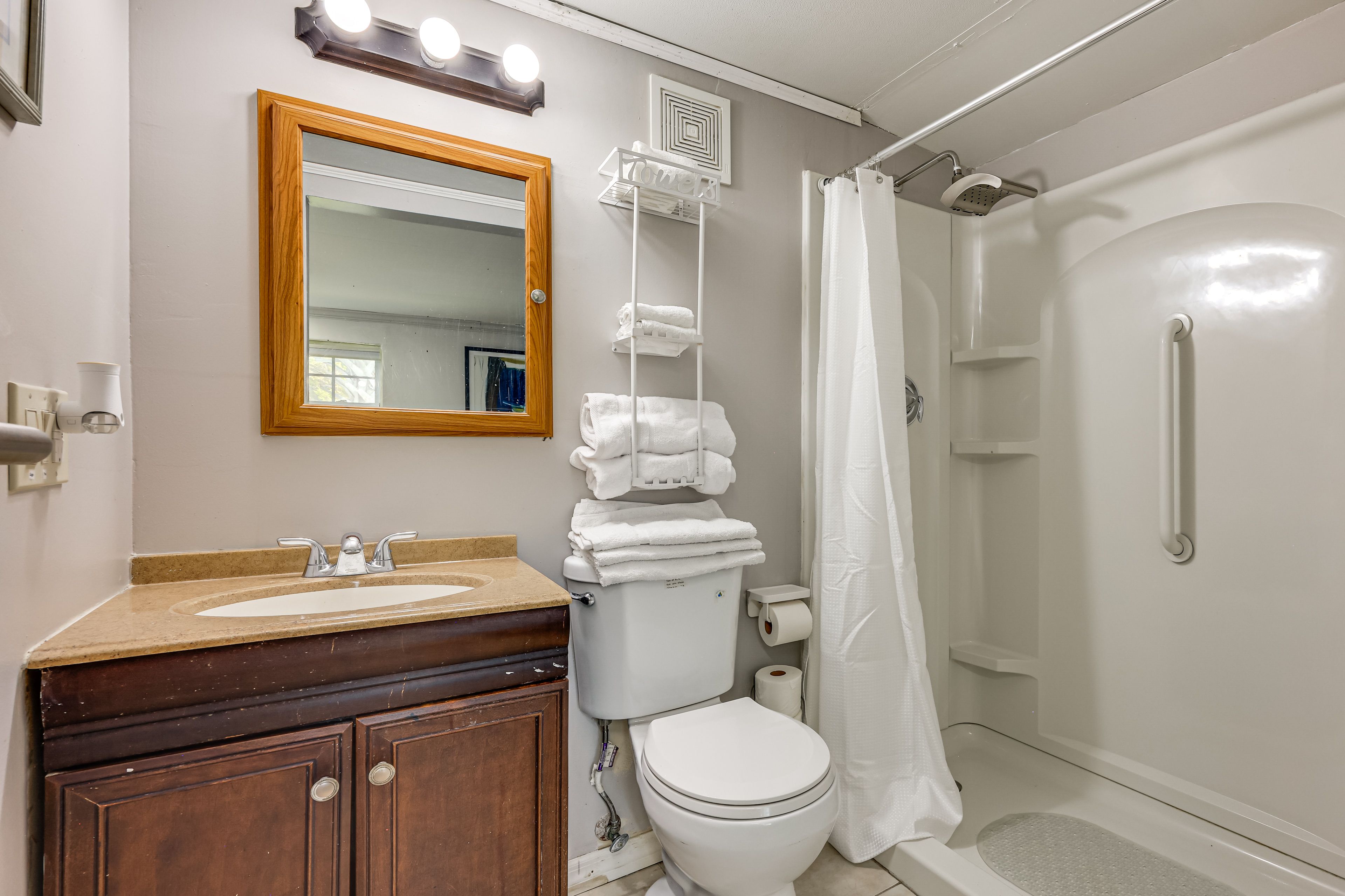 Full Bathroom | Complimentary Toiletries | Hair Dryer