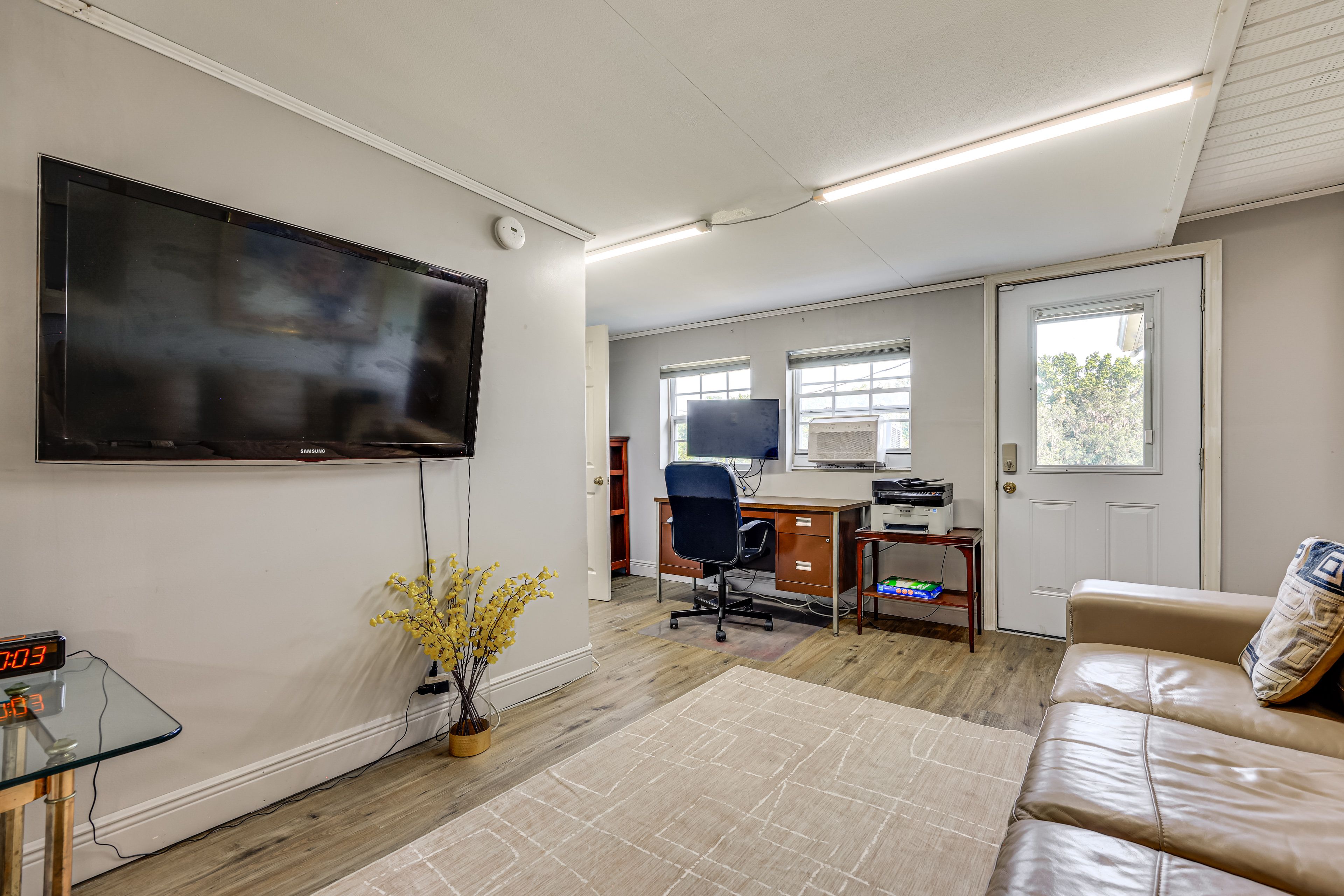 Living Room 2 | Desk