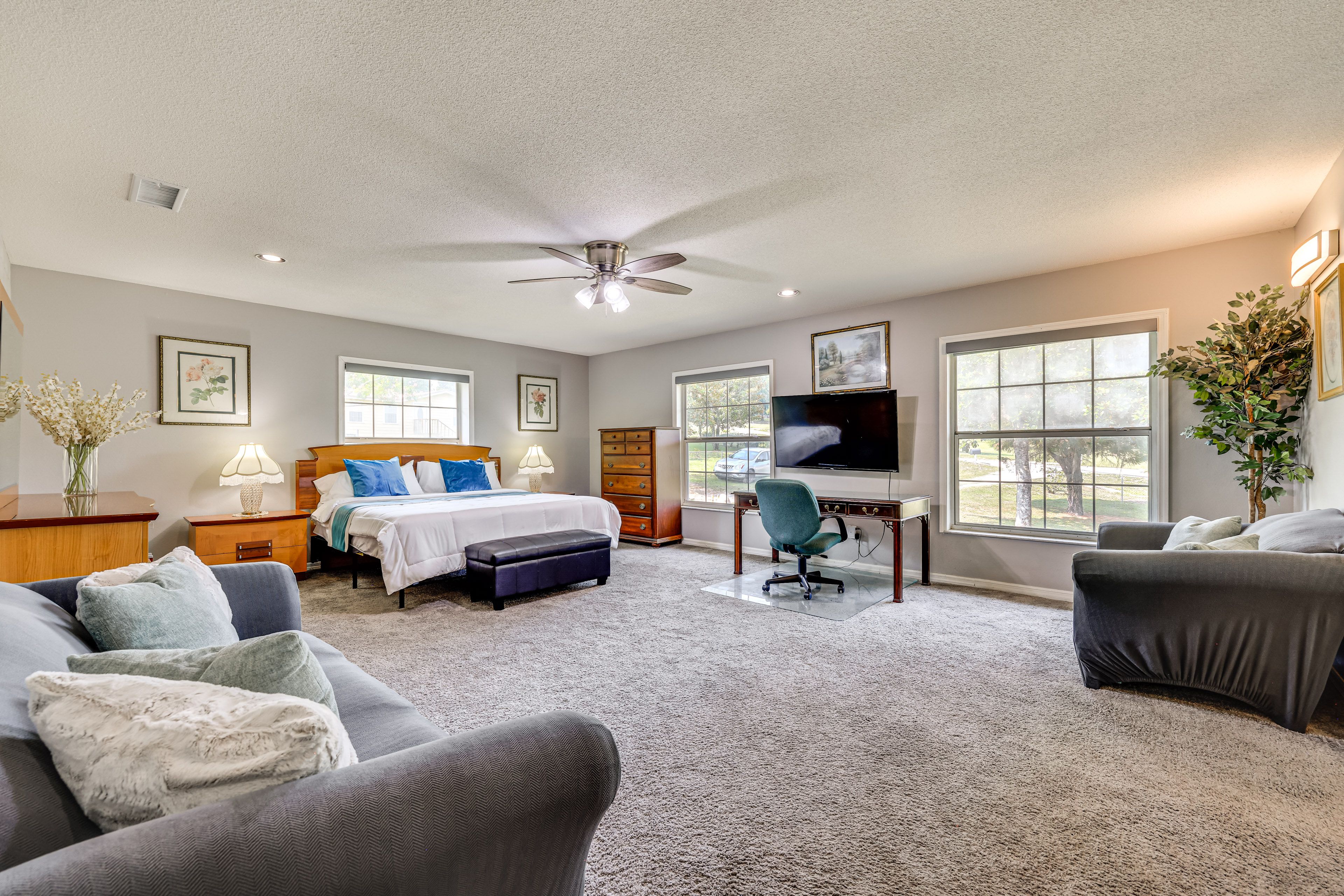 Bedroom 5 | Queen Bed | Desk