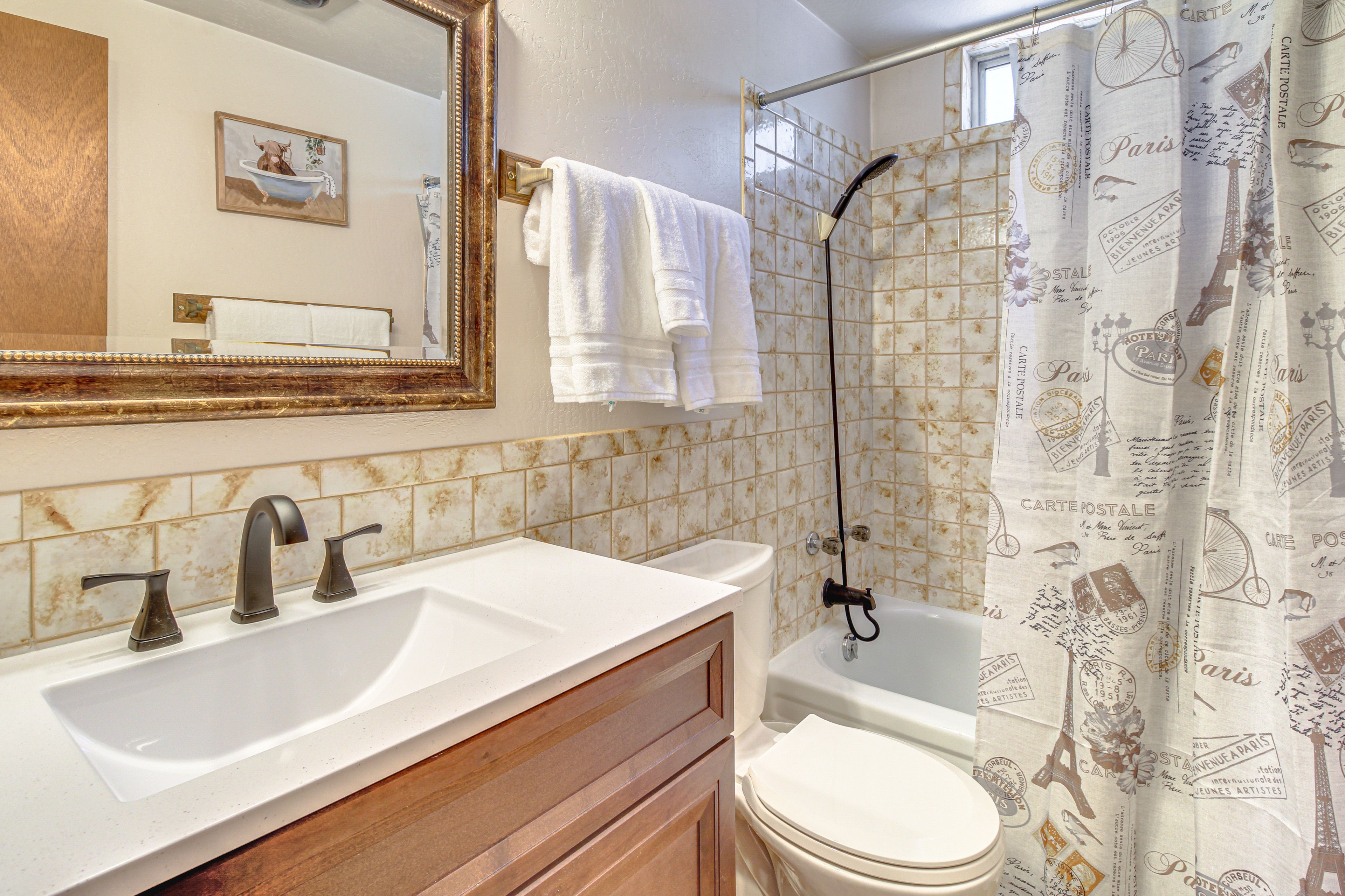Full Bathroom | 1st Floor | Towels Provided