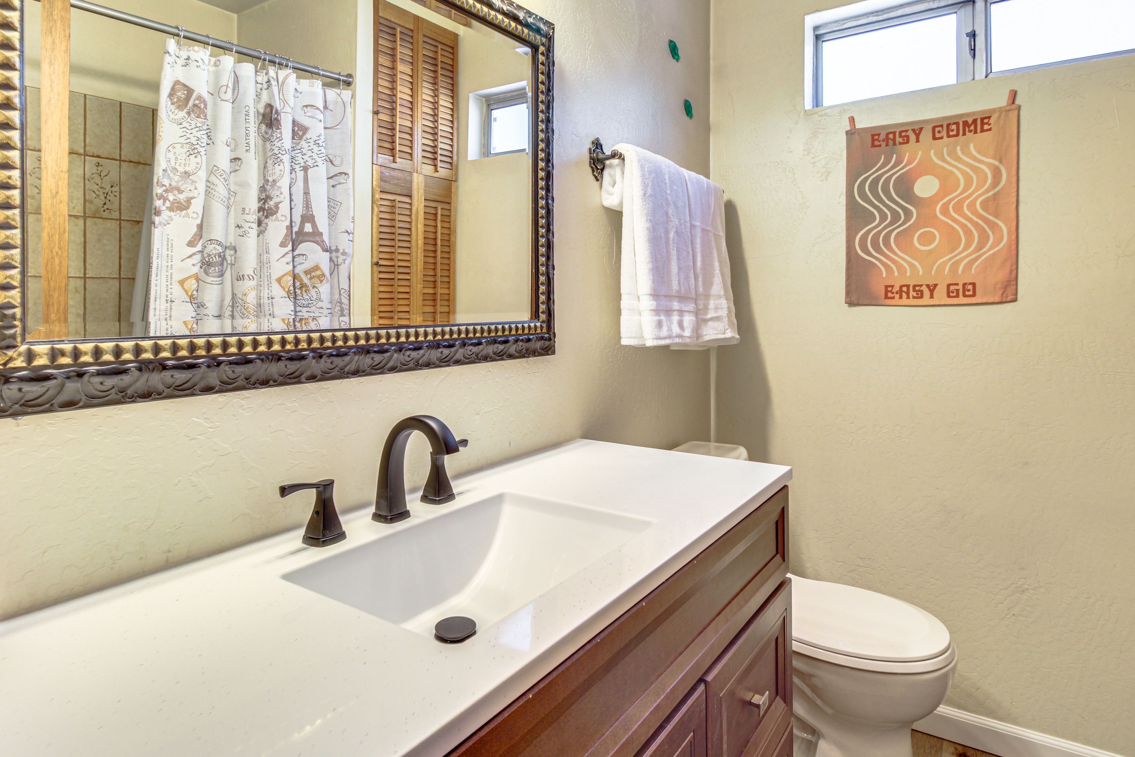 Full Bathroom | 2nd Floor | Towels Provided