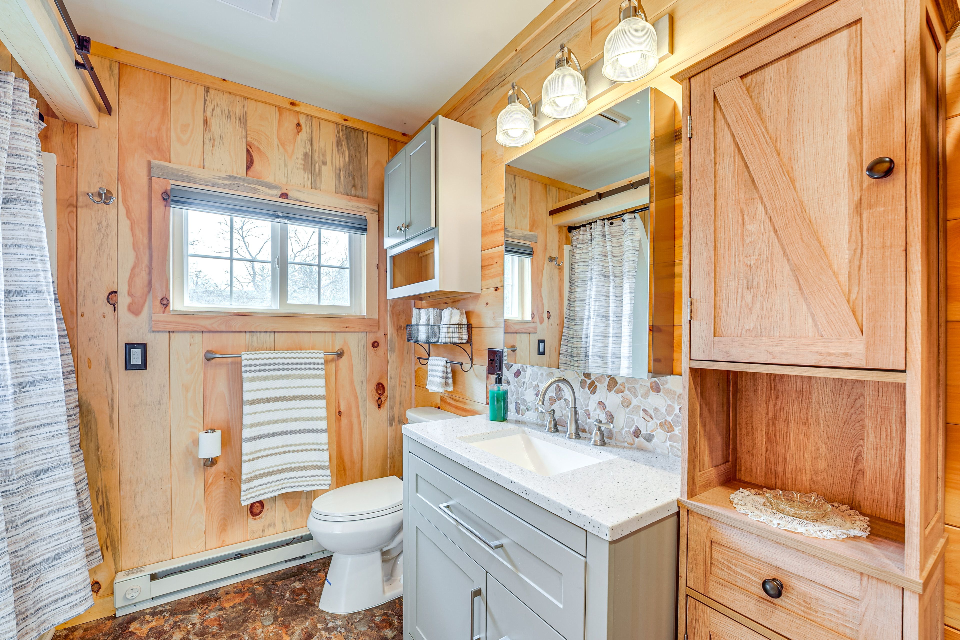 Full Bathroom | Towels Provided