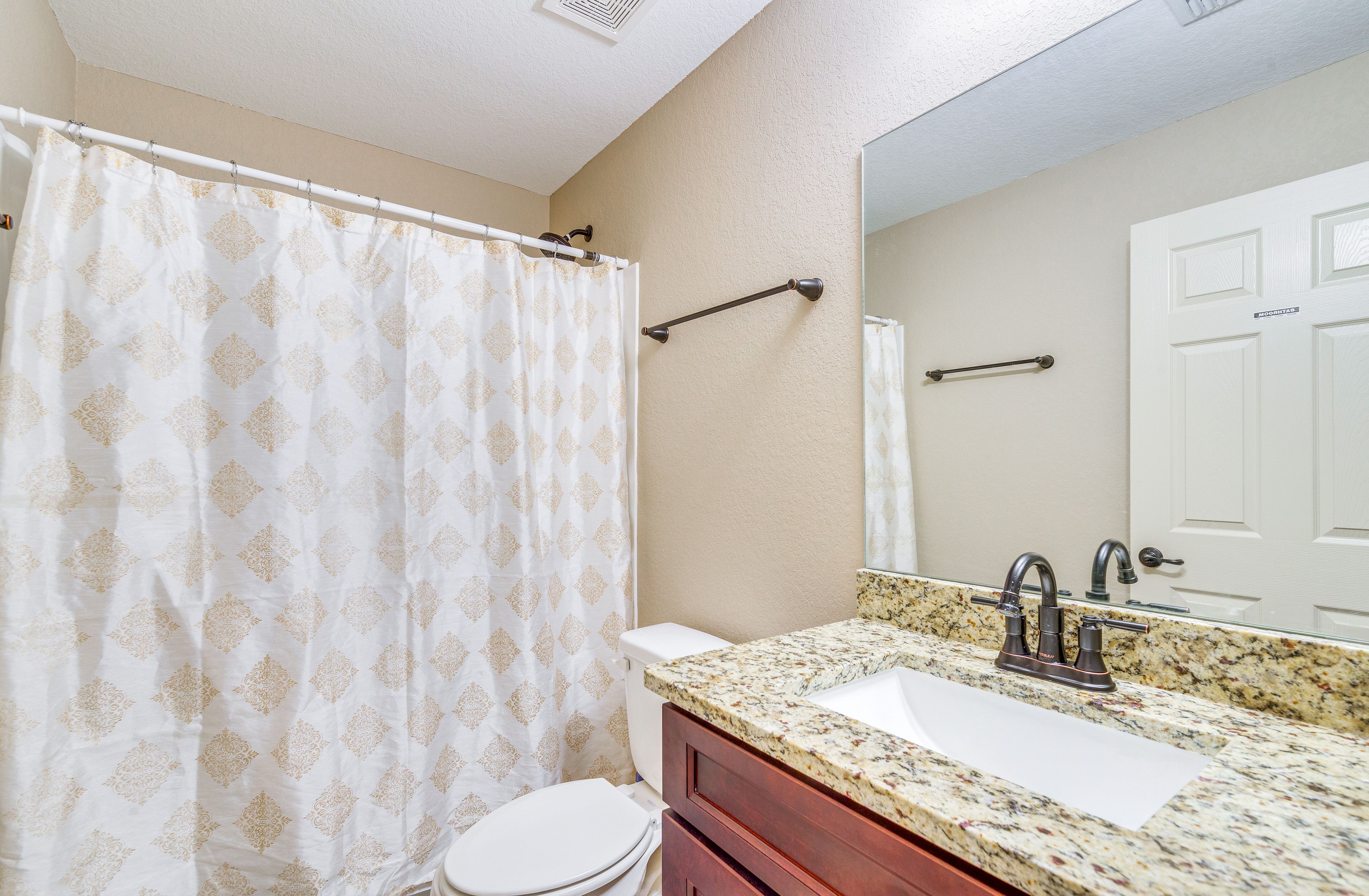 Full Bathroom | Complimentary Toiletries