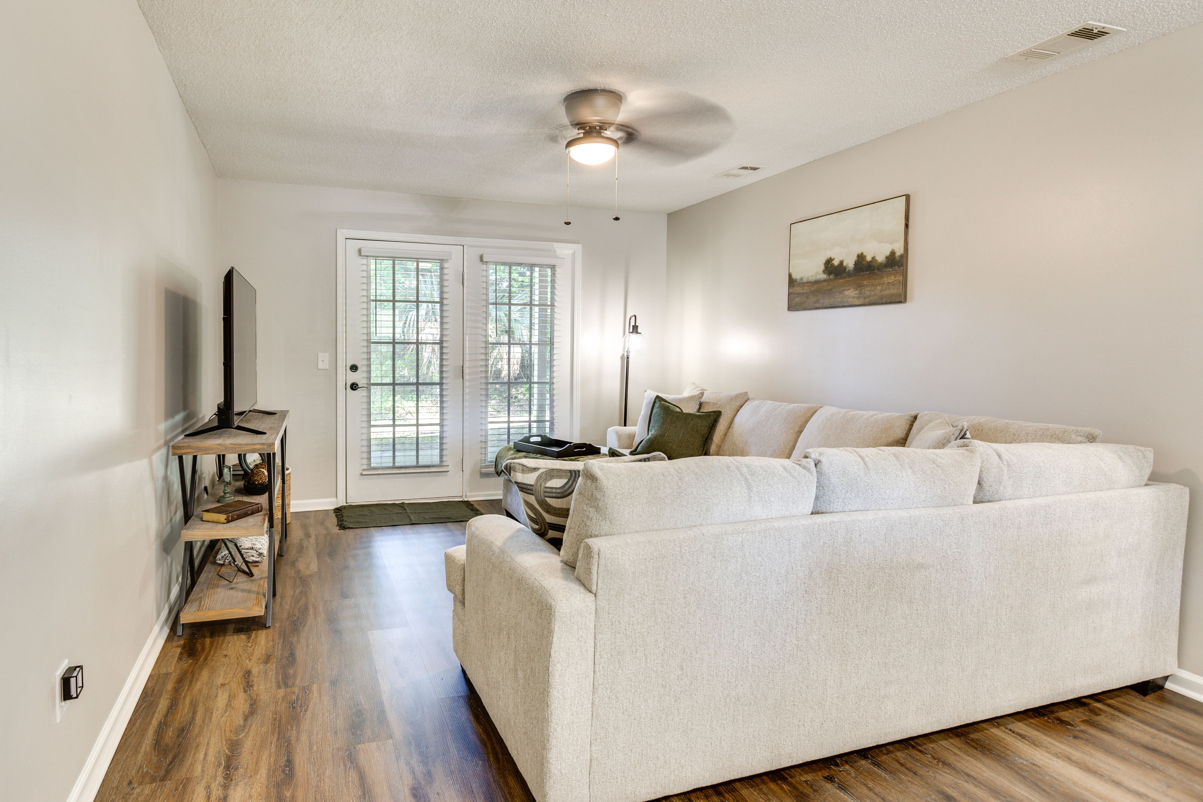 Living Room | Free WiFi | Smart TV