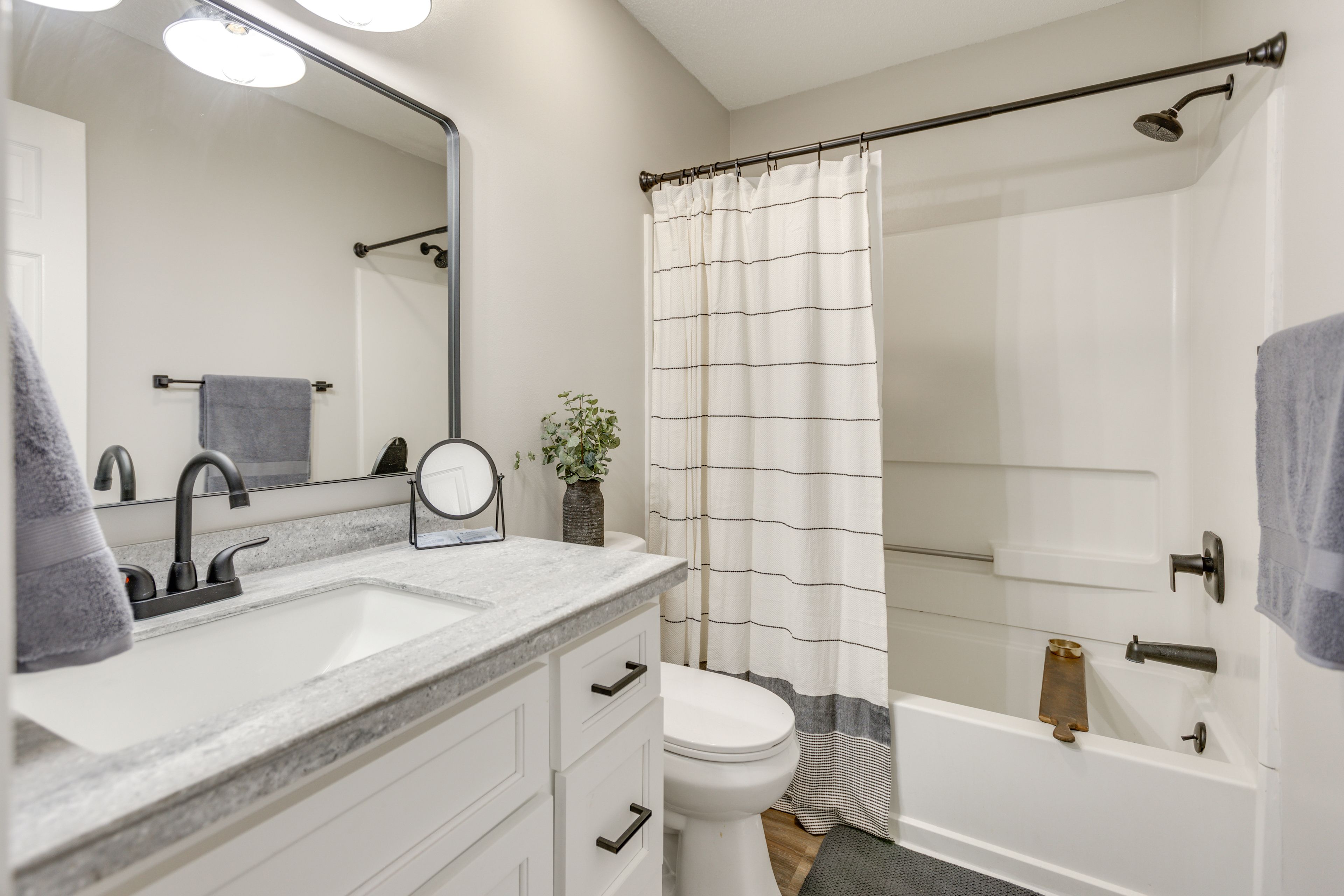 Full Bathroom | Shower/Tub Combo