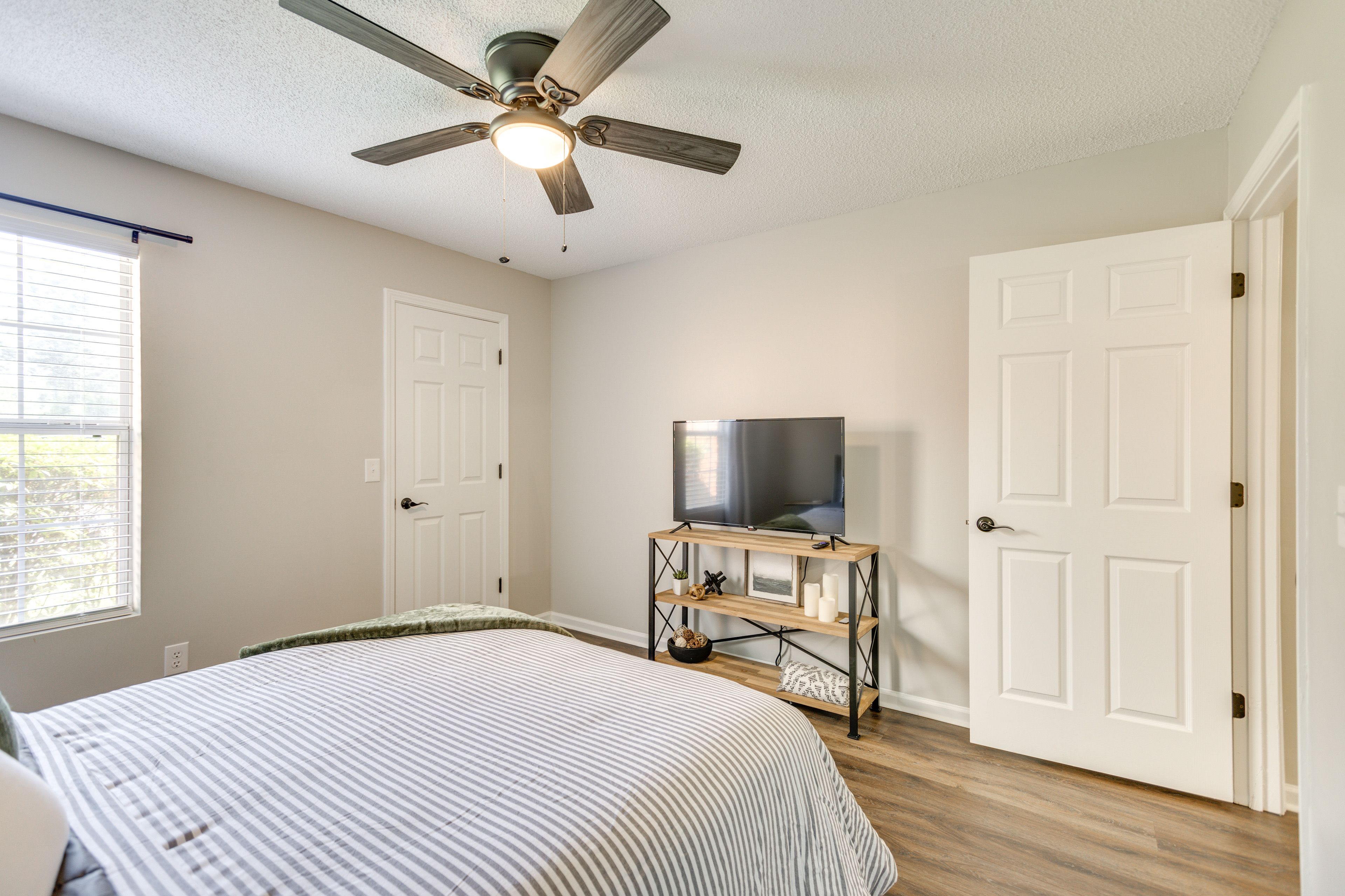 Bedroom 2 | Queen Bed | Smart TV