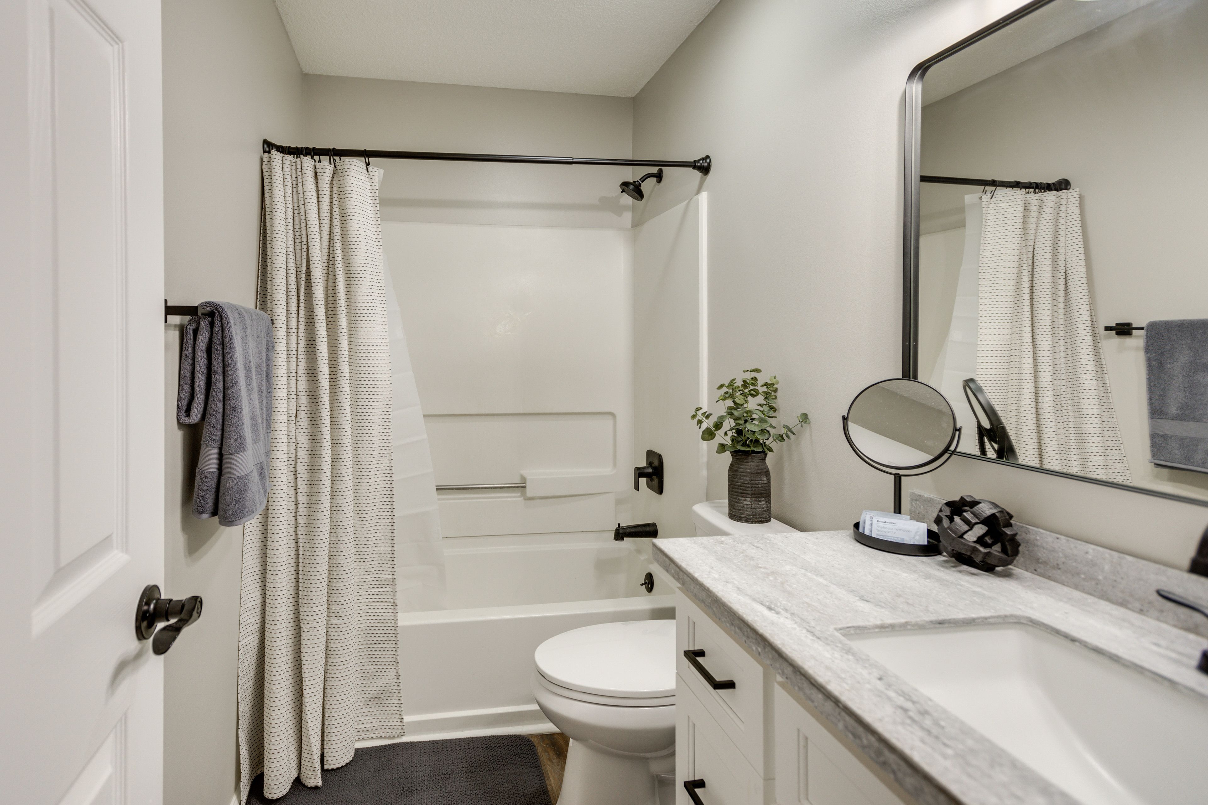 Full Bathroom | Towels Provided