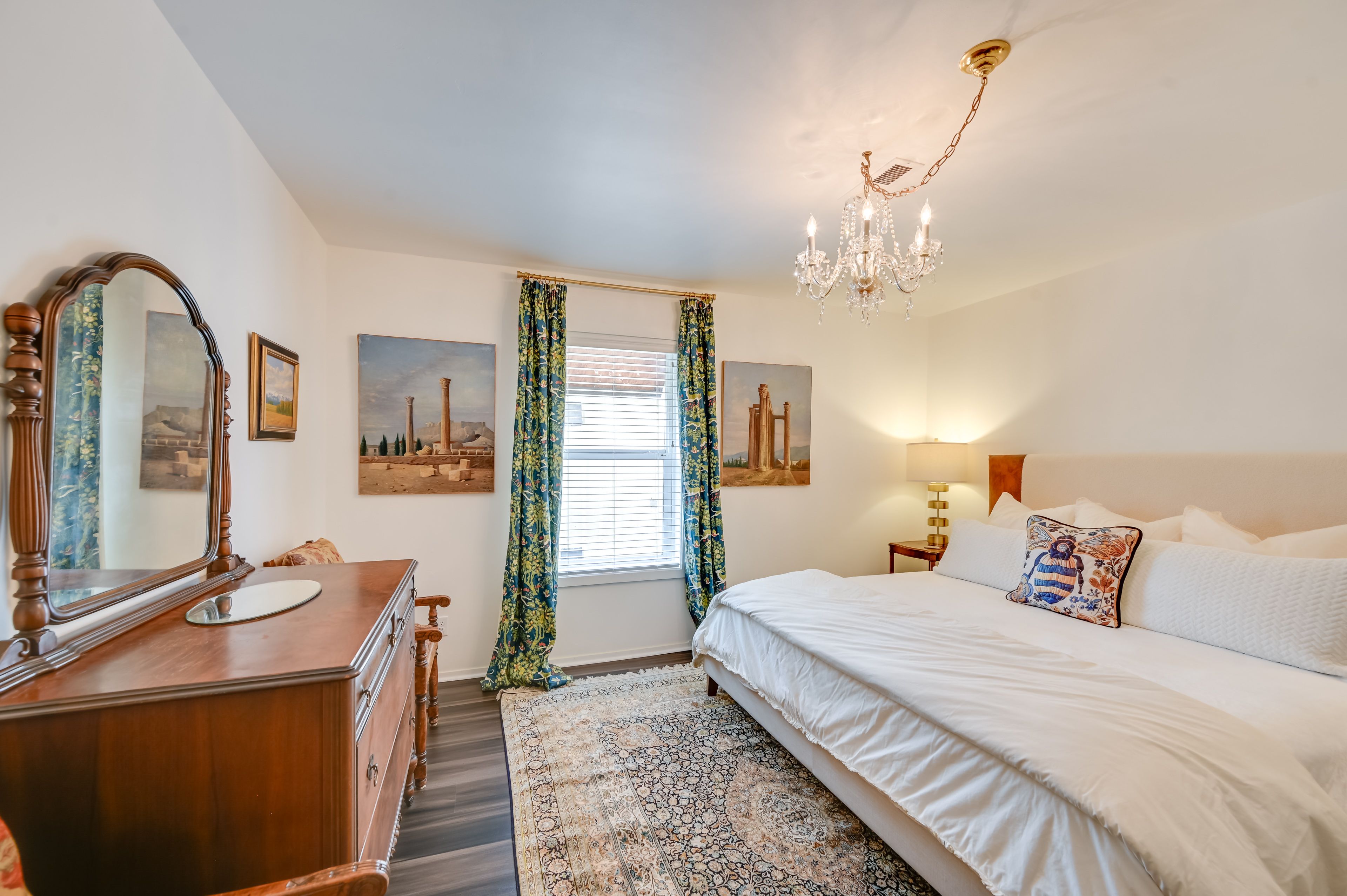 Bedroom | King Bed | Linens Provided